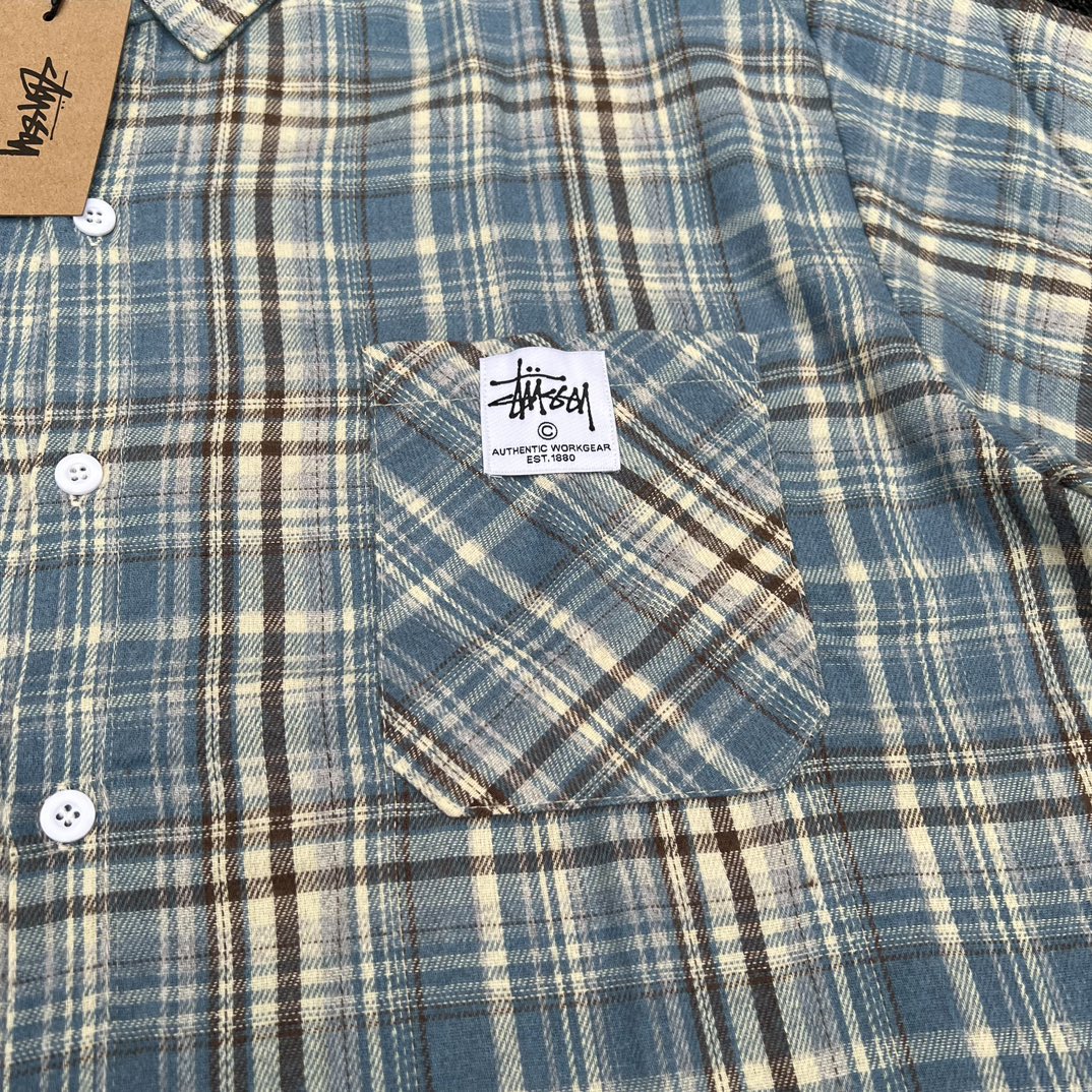 💰80款号FZ227
斯图西STUSSY纯棉磨毛绣标格纹元素重磅毛边衬衫短袖情侣款
颜色：蓝色
尺码：m-xl
