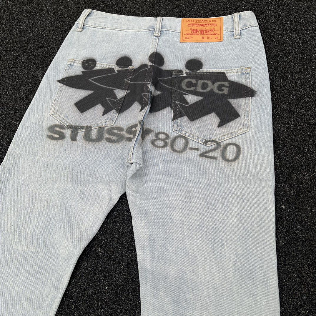 🛒购物价：120💰[广州高货三标齐全.海外畅销款]自主cleanfit冰蓝517风格STUSSY冲浪滑板水洗复古牛仔裤微喇做旧vibe风kennijima 水洗做旧宽松微喇牛仔裤vibe神裤 
尺码：M/L/XL/XXL
颜色：浅蓝色 .
 经典水洗牛仔裤 百搭休闲款