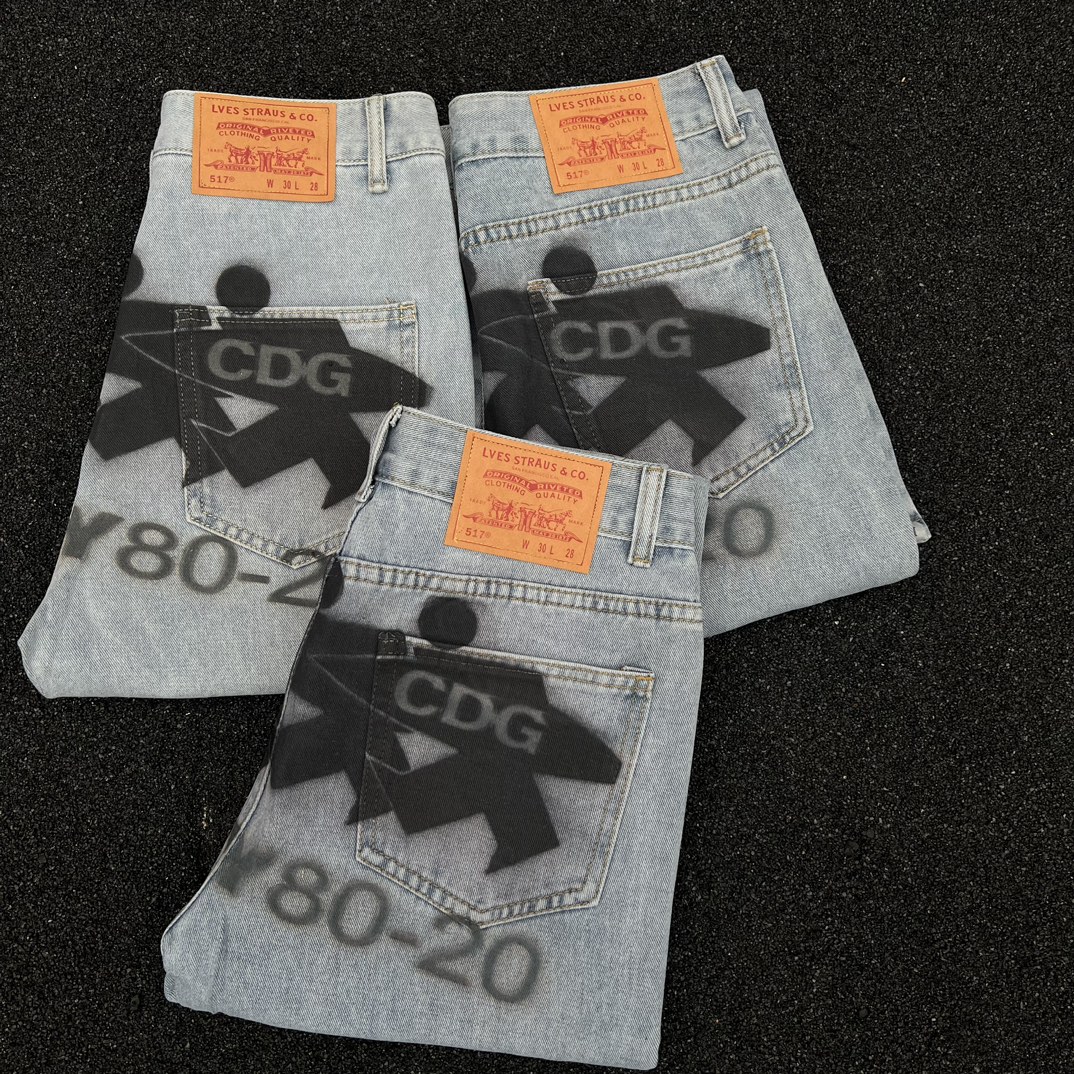 🛒购物价：120💰[广州高货三标齐全.海外畅销款]自主cleanfit冰蓝517风格STUSSY冲浪滑板水洗复古牛仔裤微喇做旧vibe风kennijima 水洗做旧宽松微喇牛仔裤vibe神裤 
尺码：M/L/XL/XXL
颜色：浅蓝色 .
 经典水洗牛仔裤 百搭休闲款