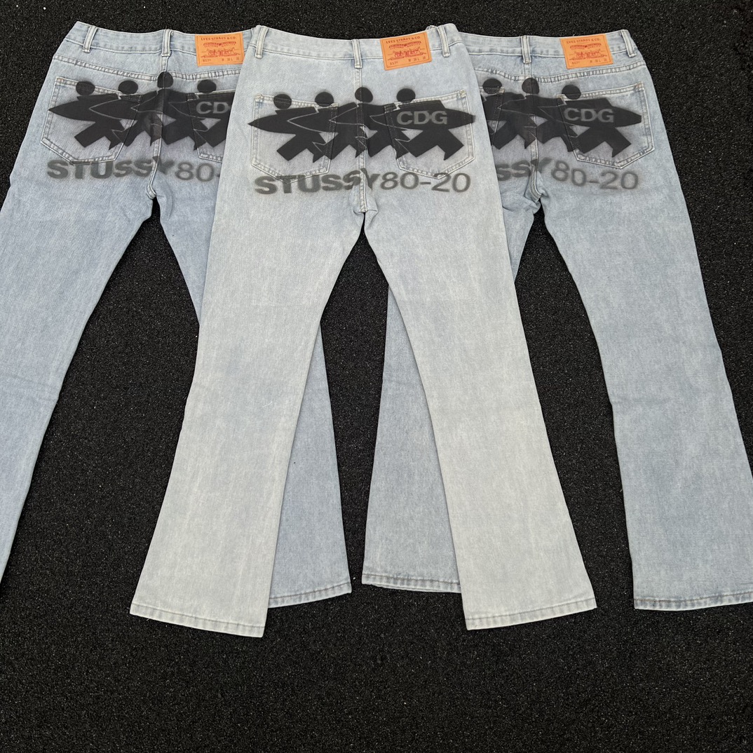 🛒购物价：120💰[广州高货三标齐全.海外畅销款]自主cleanfit冰蓝517风格STUSSY冲浪滑板水洗复古牛仔裤微喇做旧vibe风kennijima 水洗做旧宽松微喇牛仔裤vibe神裤 
尺码：M/L/XL/XXL
颜色：浅蓝色 .
 经典水洗牛仔裤 百搭休闲款