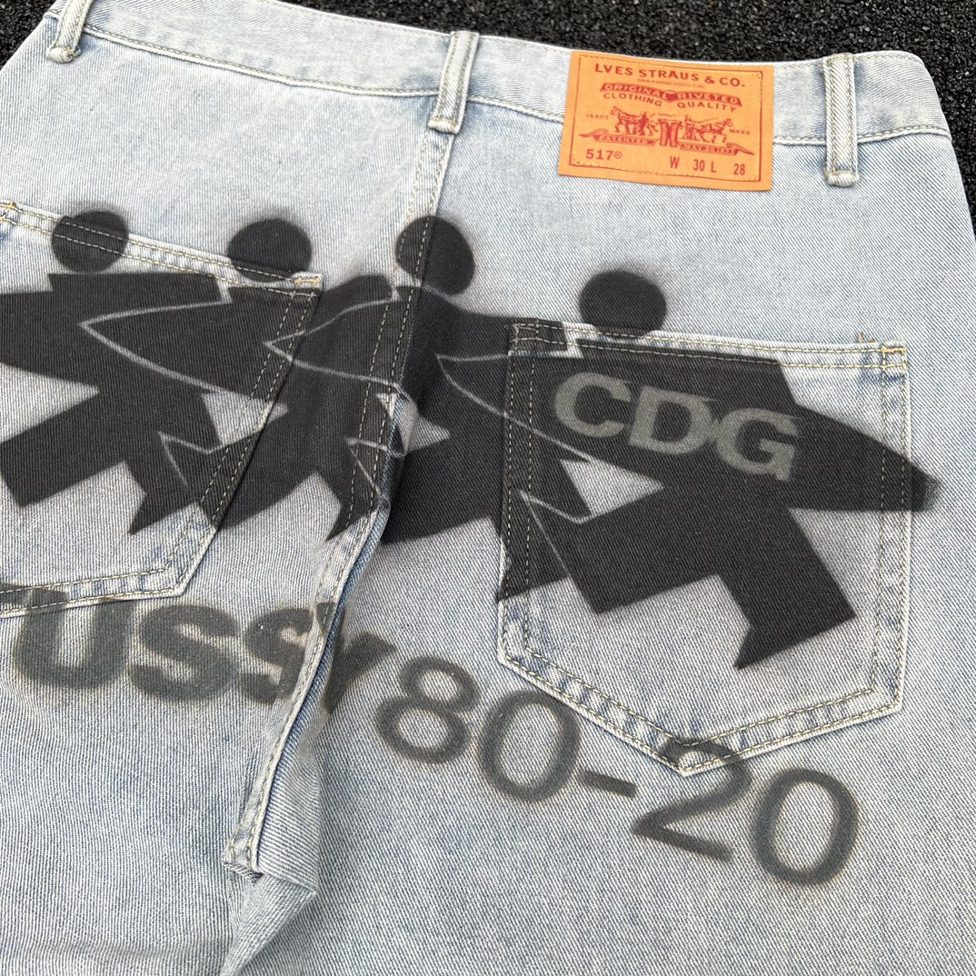 🛒购物价：120💰[广州高货三标齐全.海外畅销款]自主cleanfit冰蓝517风格STUSSY冲浪滑板水洗复古牛仔裤微喇做旧vibe风kennijima 水洗做旧宽松微喇牛仔裤vibe神裤 
尺码：M/L/XL/XXL
颜色：浅蓝色 .
 经典水洗牛仔裤 百搭休闲款
