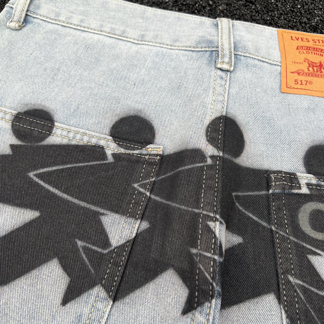 🛒购物价：120💰[广州高货三标齐全.海外畅销款]自主cleanfit冰蓝517风格STUSSY冲浪滑板水洗复古牛仔裤微喇做旧vibe风kennijima 水洗做旧宽松微喇牛仔裤vibe神裤 
尺码：M/L/XL/XXL
颜色：浅蓝色 .
 经典水洗牛仔裤 百搭休闲款
