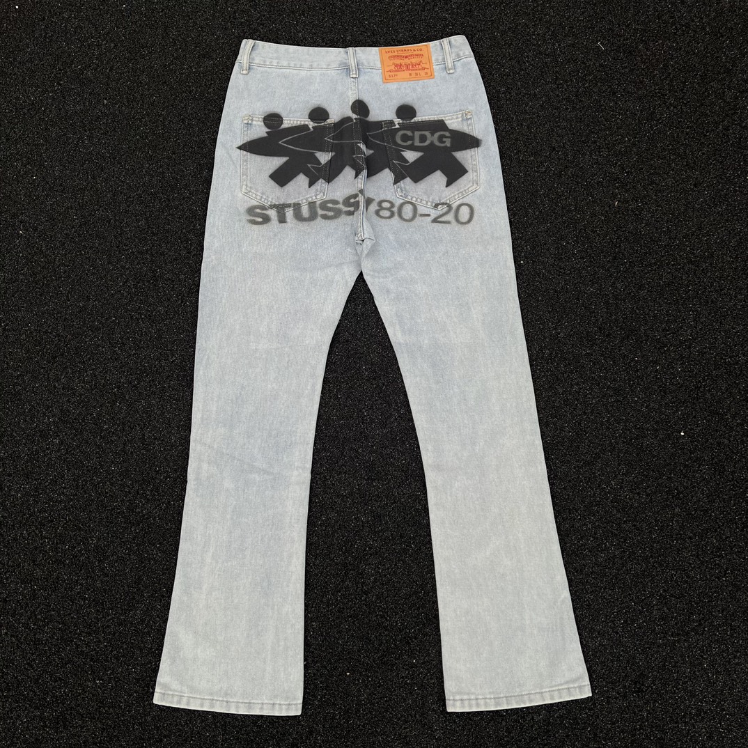 🛒购物价：120💰[广州高货三标齐全.海外畅销款]自主cleanfit冰蓝517风格STUSSY冲浪滑板水洗复古牛仔裤微喇做旧vibe风kennijima 水洗做旧宽松微喇牛仔裤vibe神裤 
尺码：M/L/XL/XXL
颜色：浅蓝色 .
 经典水洗牛仔裤 百搭休闲款