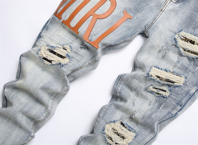 Customized Leather Embroidered Jeans with Logo Buttons in Light Blue, Size S-XL. - 图片 3