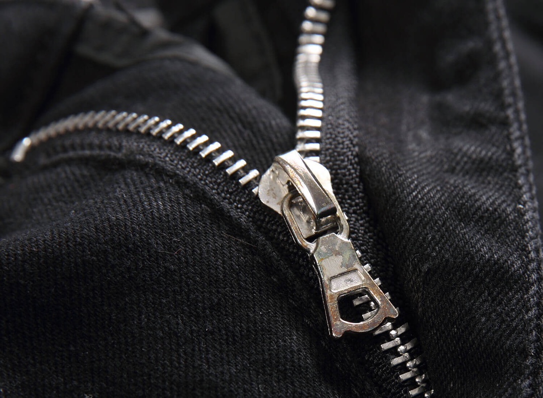 “Autonomous AMIRI Leather Embroidery Jeans: Soft, Comfortable, Hand-Coded Custom Logo Buttons” - 图片 7