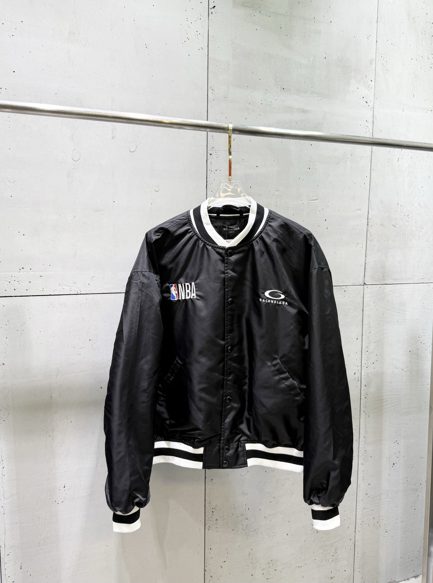 P220 Balenciaga Edición colaboración NBA, chaqueta de béisbol acolchada con logo bordado, unisex. Color: negro. Tallas:…