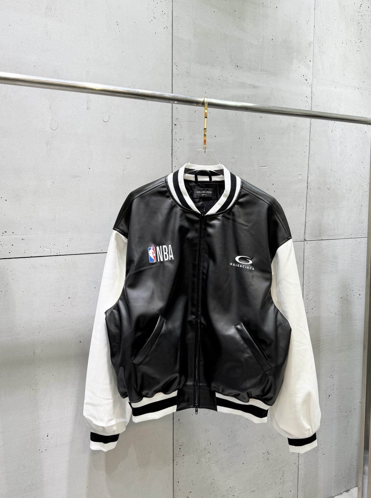 P265 Balenciaga Edición colaboración NBA, chaqueta de béisbol de piel con logo bordado en blanco y negro, unisex. Color…