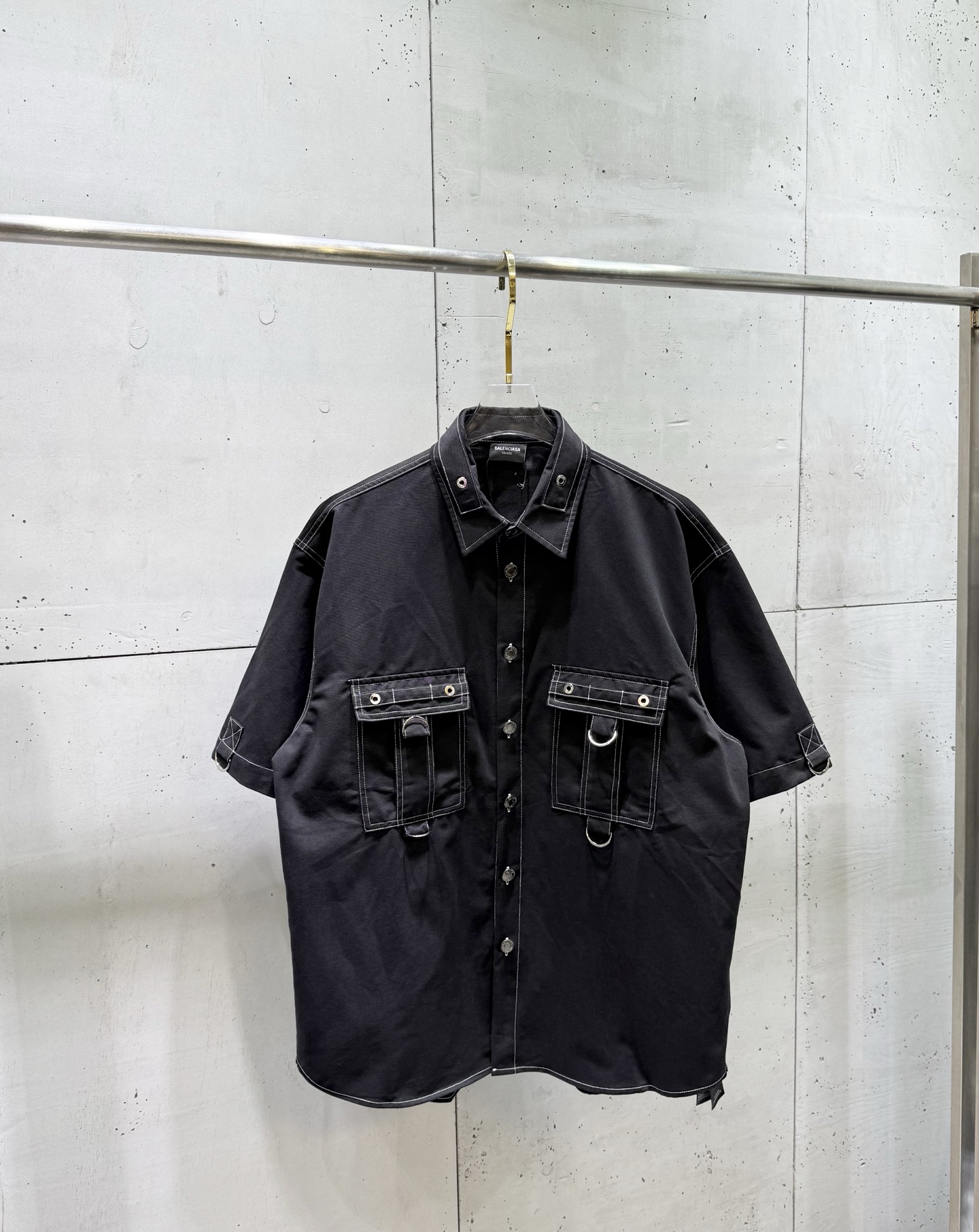 P195 Balenciaga Versión alta, nueva colección de principios de 2026, camisa de mezclilla de manga corta con anillos met…