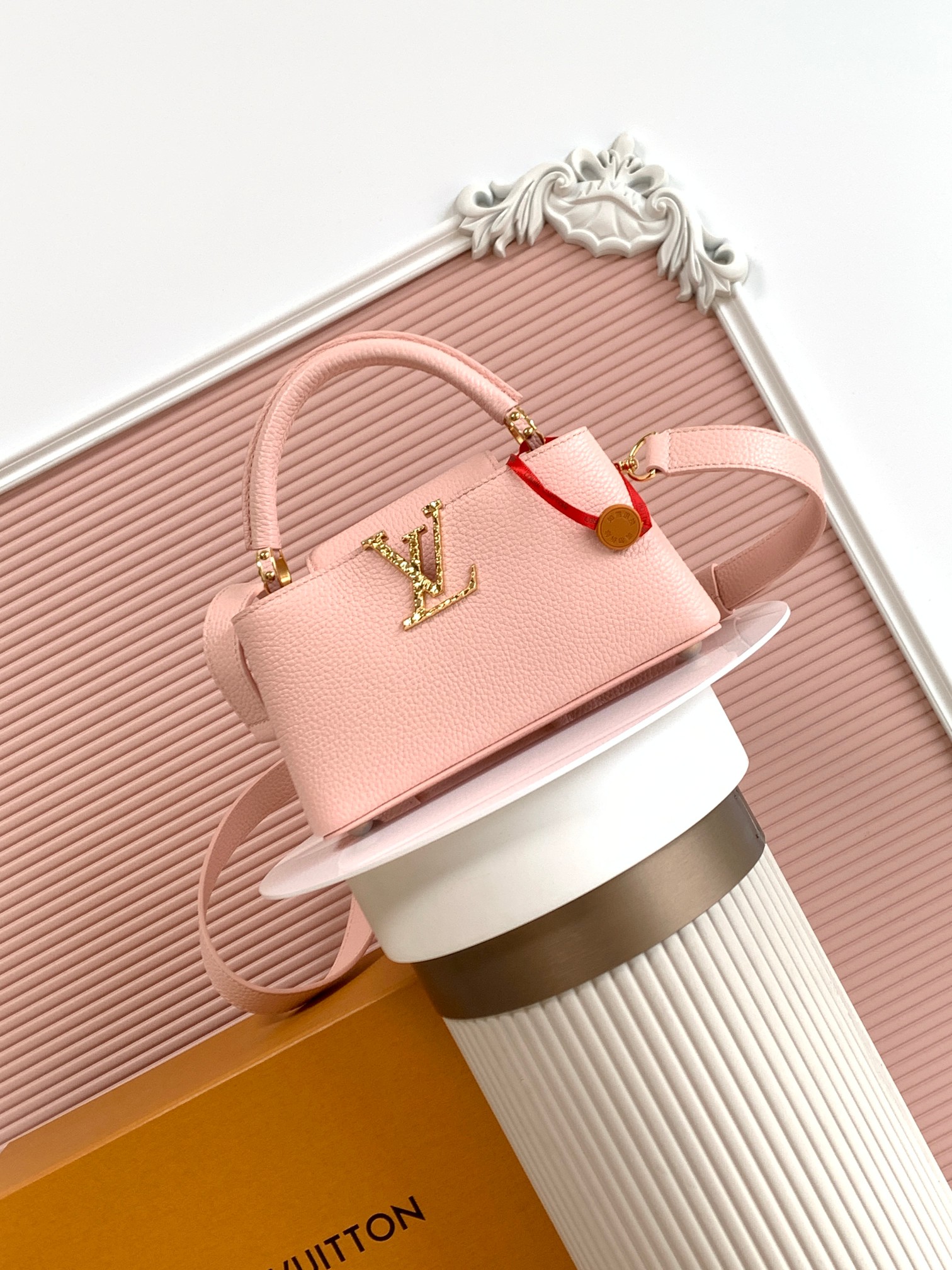 PP900 M24671 Top pequeño rosa Mini bolso original EAST WEST de Capucines Este mini bolso Capucines East West está confe…