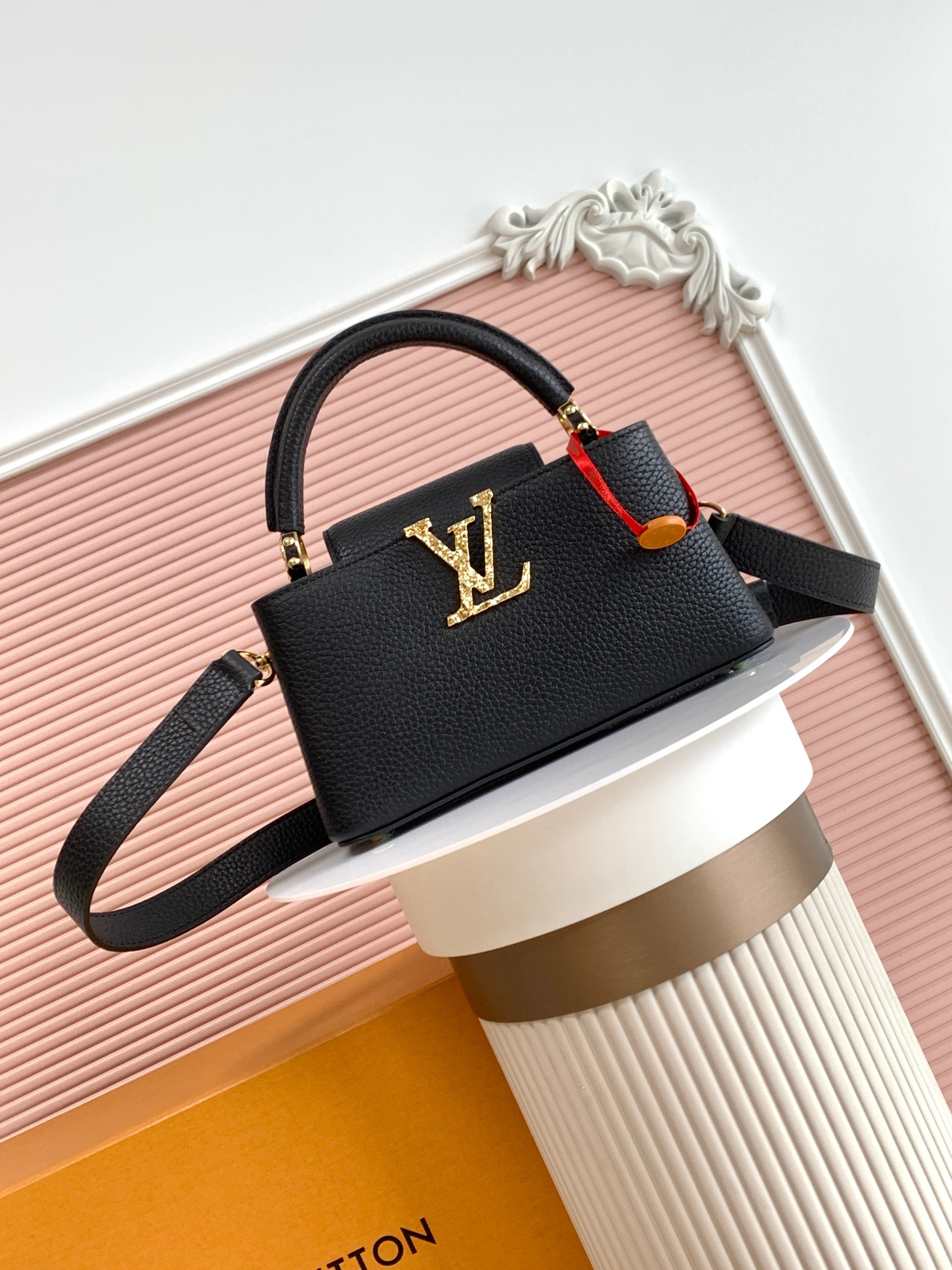 PP900 Top Mini bolso original CAPUCINES EAST WEST Modelo No. M24671 Negro Pequeño Este mini bolso Capucines East West e…