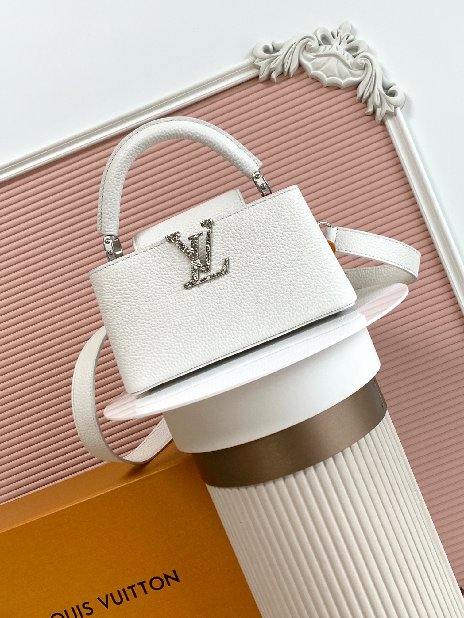 PP900 Top Original Mini bolso CAPUCINES EAST WEST Modelo No. M24671 Blanco Pequeño Este mini bolso Capucines East West …