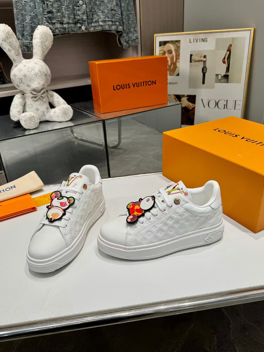 NO:384574,New products for spring and summer launch LOUIS VUITTON | Four Seasons Super versatile style This sneaker returns in a low-key design style this season. The fabric is imported silk cowhide, the inner part is imported soft sheepskin, [Strong] Thickened rubber outsole [Strong] The lace hole engraved by Louis Vuitton words [Strong] The shoes Velcro hardware is replicated in the original version. Every detail is a reflection of quality. [Strong] The set of propaganda technology + oil edge + original drawer box + full package Size: 35-42., Casual shoes/sports shoes, louis vuitton, sneakers, cowhide, sheepskin19860909春夏新品上市 LOUIS VUITTON | 四季超级百搭款式 本款动鞋在本季以低调的设计风格回归,面料采用进口丝绸牛皮, 内里采用进口柔软羊皮, [强]加厚橡胶大底 [强]鞋带孔镌刻 Louis Vuitton 字样 [强]鞋子魔术贴五金均是采用原版复刻 每一处细节都是品质的体现. [强] 套宣工艺＋油边＋原版抽屉盒 ＋全套包装 Size:35-42.,休闲鞋/运动鞋,louis vuitton,sneakers,cowhide,sheepskin,Women's Shoes