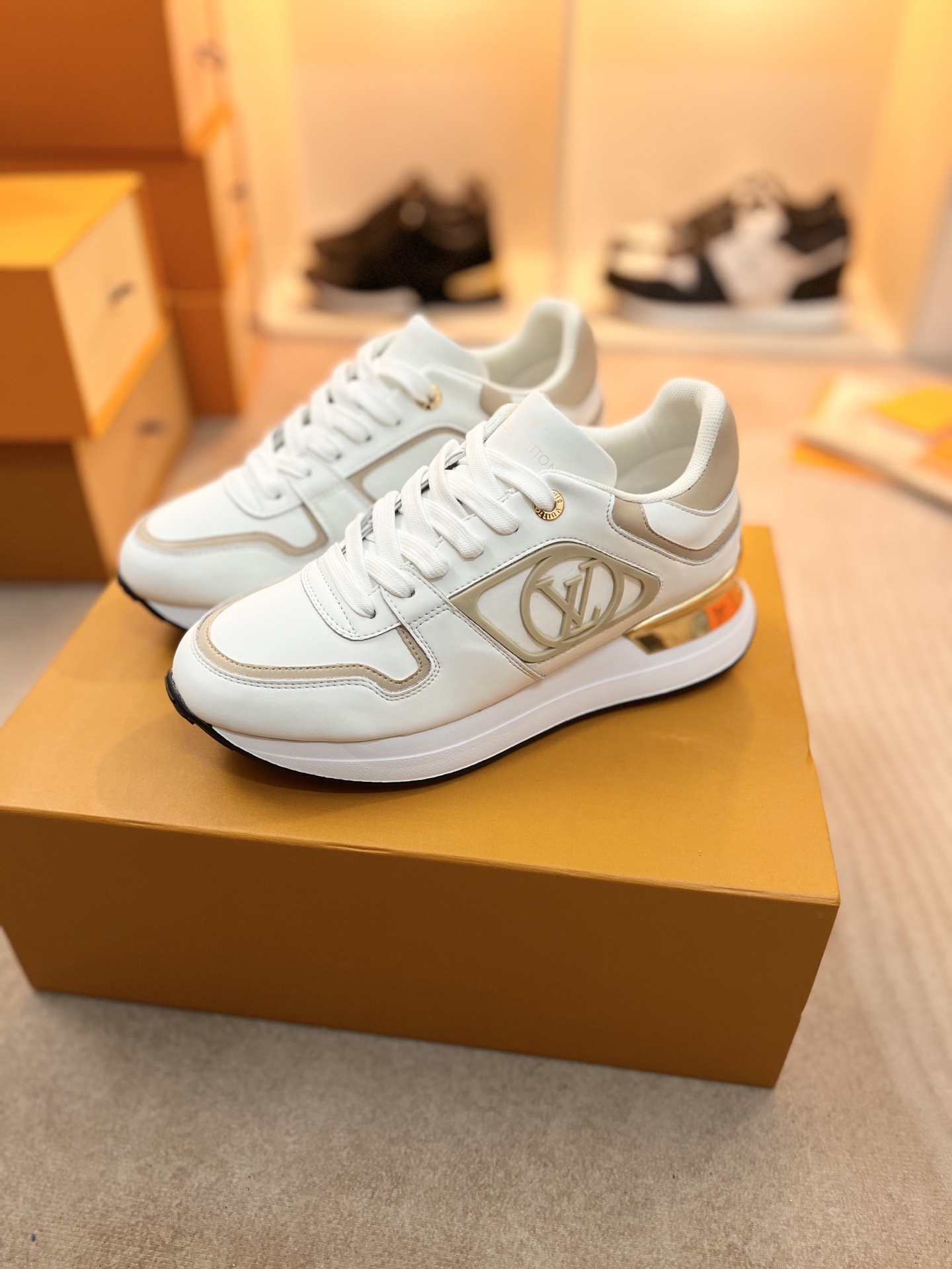 NO:404366,.First layer of cowhide!  !  !  Louis Vuitton Neo Run Away series, Louis Vuitton draws on the design essence of classic running shoes, Neo Run Away sneakers upgrade the brand classic Run Away sneakers with two-color cowhide leather, and continues to write the inspiration of running shoes with neat lines. The wedge-shaped outsole, side LV letters and rear inscription lace fixing clips are used to create detailed details. Detailed features Monogram canvas, and cowhide hide insole (2 cm/0.8 inches) Rubber outsole The upper is decorated with LV Circle logo. The lace fixing clips and eyelets are decorated with Louis Vuitton labels. The sole is embossed with Damien pattern. 35-42, casual shoes/sneakers, louis vuitton, louis vuitton, louis vuitton, louis vuitton, sneakers, cowhide19860909.头层牛皮！！！ Louis VuittonNeo Run Away系列,路易威登汲取经典跑鞋的设计精髓,Neo Run Away运动鞋以双色牛皮革升级品牌经典Run Away运动鞋,借利落线条续写跑鞋灵感.楔形外底、侧面LV字母和后部铭纹鞋带固定夹共筑考究细节. 详细特征 Monogram 帆布,和牛皮 隐藏式鞋垫（2厘米/0.8英寸） 橡胶外底 鞋面饰有LV Circle标识 鞋带固定夹和孔眼饰有路易威登标签 鞋底凸纹饰有Damien图案 35-42,休闲鞋/运动鞋,louis vuitton,louis vuitton,louis vuitton,sneakers,cowhide,Women's Shoes