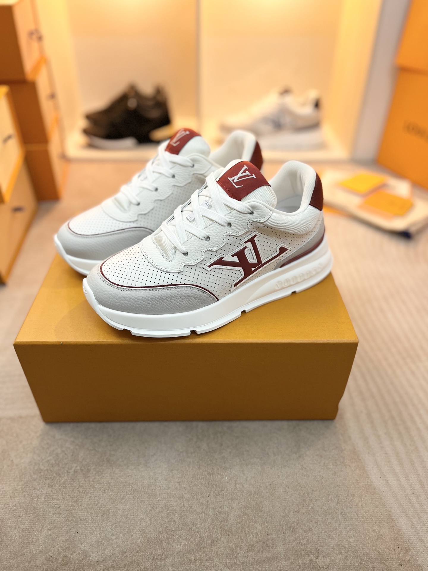 NO:402741,Louis Vuitton's LV Classic sneakers are made of smooth cowhide leather, showing the exquisite design with fine perforations. LV Classic sneakers debuted in the men's series in autumn and winter. They create exquisite designs with smooth cowhide leather, which can easily incorporate various shapes. Attention LV letters mark the side of the shoe, with light rubber outsole embellished with Vuitton logo. Large LV letters appear on one side, with the rear leather imprinted with Louis Vuitton logo, and the light rubber outsole perfection. Perforated cowhide leather laces Louis Vuitton elements embellished with rubber outsole embellished with Vuitton logo, casual shoes/sneakers, louis vuitton, louis vuitton, louis vuitton, louis vuitton, sneakers, cowhide19860909Louis Vuitton本款 LV Classic 运动鞋取材光滑牛皮革,以细密穿孔彰显考究设计.LV Classic 运动鞋于 秋冬男士系列初次亮相,以光滑牛皮革塑造考究设计,可轻松融入各式造型.瞩目 LV 字母标注鞋侧,轻盈橡胶外底点缀 Vuitton 标识.大号 LV 字母跃现一侧,后部皮革压印路易威登标识,轻盈橡胶外底完善整体. 穿孔牛皮革 鞋带 路易威登元素 橡胶外底点缀 Vuitton 标识,休闲鞋/运动鞋,louis vuitton,louis vuitton,louis vuitton,sneakers,cowhide,Women's Shoes