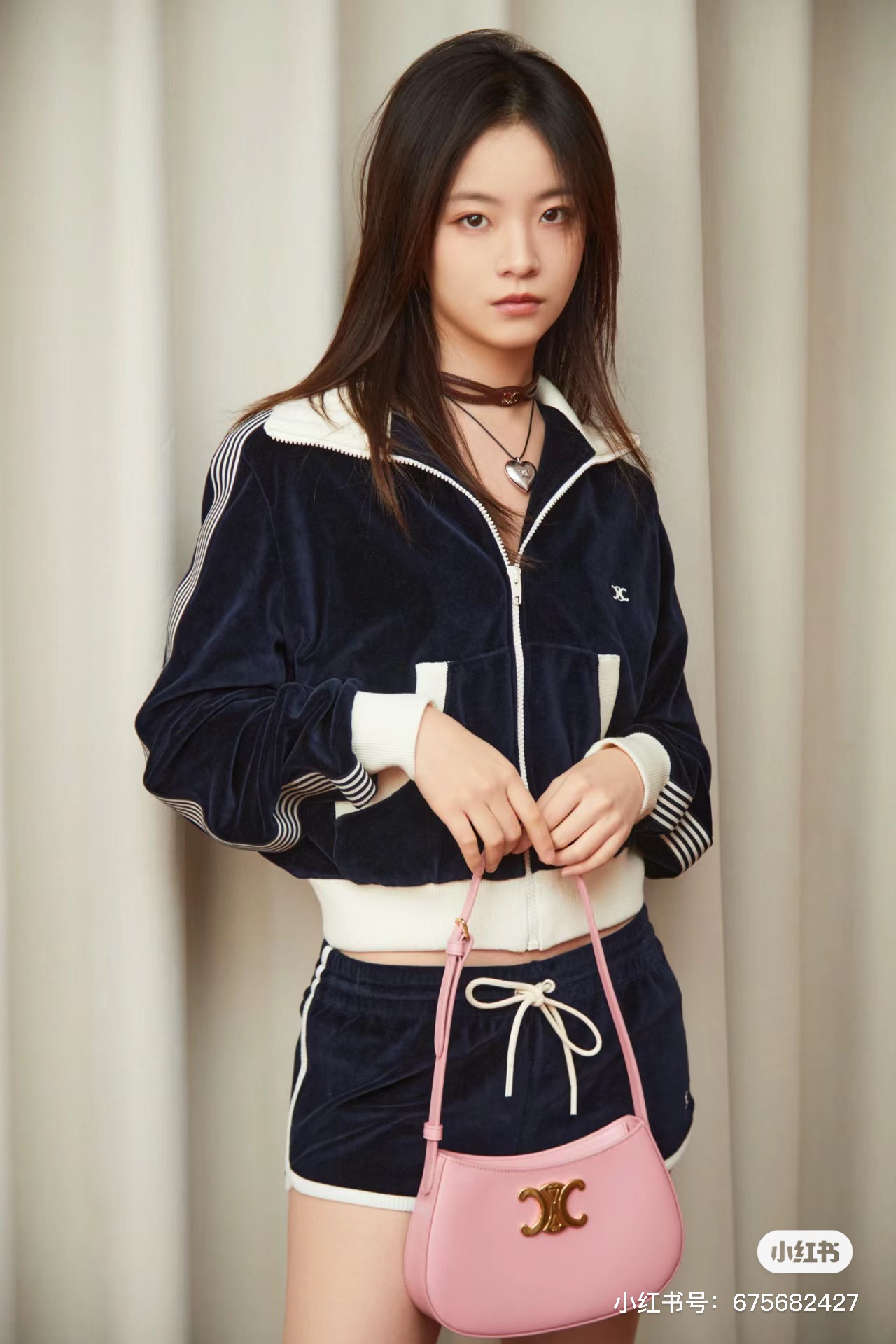 李庚希 街拍# 搭配针织运动夹克➕针织运动短裤. 简约而不...