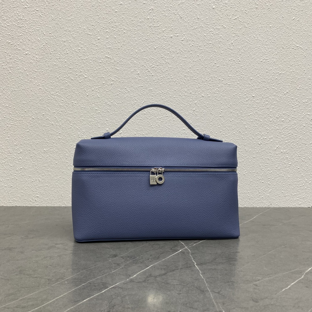 Loro Piana Tassen Schoudertas Blauw Lycheepatroon Koeienhuid