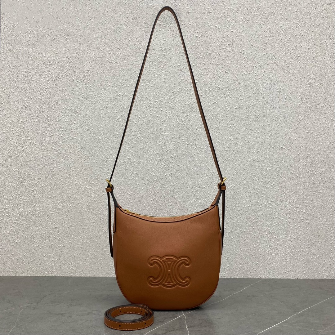 NO:203889,Genuine grade new product launch CE new model small HELOISE HOBO underarm bag must-enter series!  The round and smooth curved body looks a bit like the expanded version of the familiar AVA at first glance~ I have to say that Celine can tell if this big HoBo overall gives people a very French-style, lazy and casual look. The classic color combination is fashionable and fashionable and not easy to get out of date. The bag capacity meets short-distance business trips or daily attendance, which is very practical!  Model number 117253 Color tan brown Size 23x17x21, Celine, Celine, Celine19860909正品级 新品上线 CE新款 小号HELOISE HOBO 腋下包 必入系列！圆润流畅的弧线型包身 一眼看上去甚至有点像大家熟悉的AVA 的加大版 ～ 不得不说 Celine 一出手 就知有没有 这款大HoBo 整体给人感觉非常法式慵懒且随性. 经典的色系搭配 时髦洋气不易过时 . 包包容量满足短途出差或者日常出勤 ,非常实用！ 款号117253 颜色黄褐棕 尺寸23x17x21,赛琳celine,celine,celine,Bag