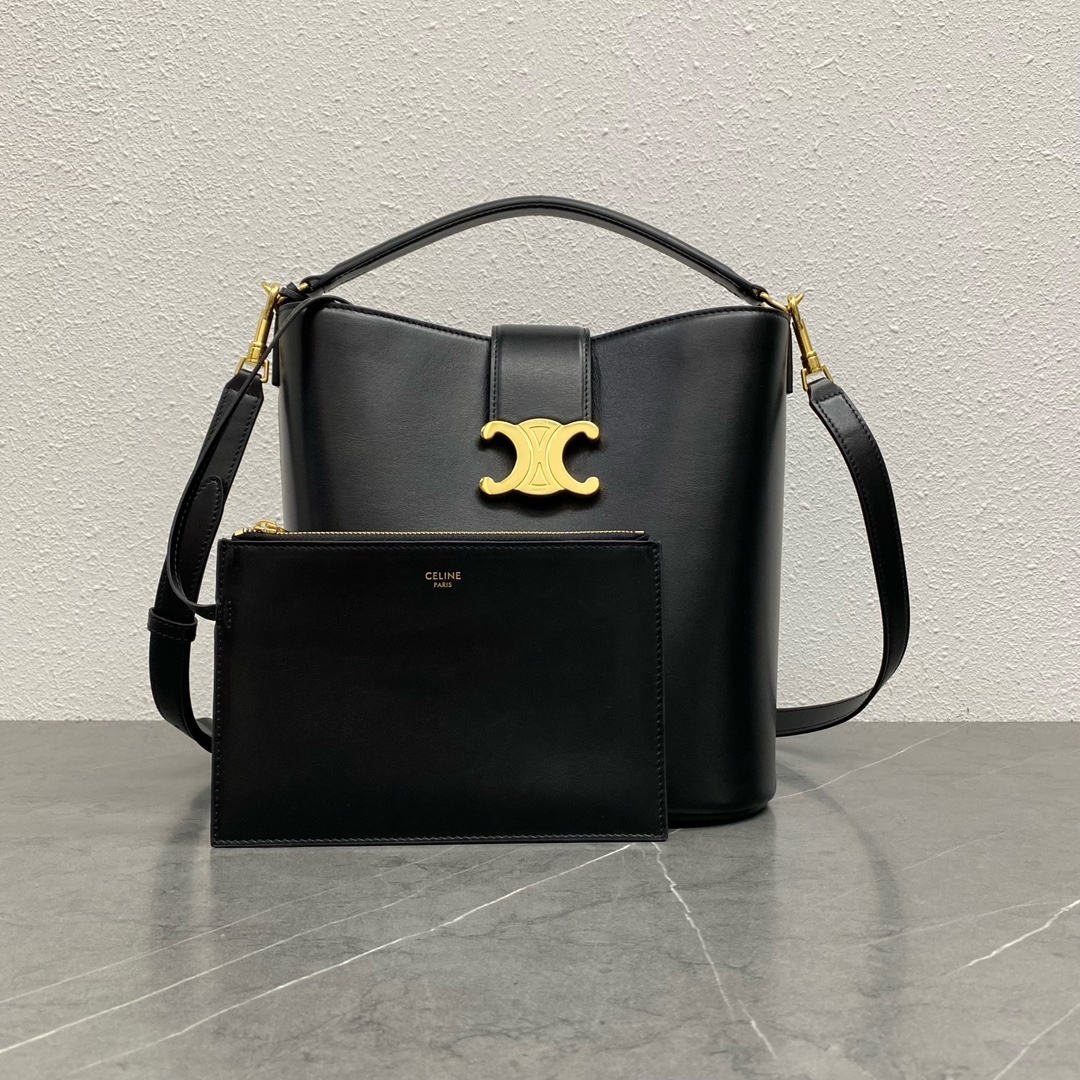 NO:203900,Genuine grade New product is launched CE Home New bucket bag Louise uses shiny and delicate calfskin to create a smooth bucket silhouette, and the deep background sets off the exquisite and shiny golden Triomphe logo, presenting a relaxed and casual temperament. The handbag is equipped with portable and removable shoulder straps, and the capacity is very considerable. Daily commuting, business trips, and office pressure-free. Model number 116613 Color black. Size 23.5x24x16. Celine, celine, celine, louis vuitton, cowhide19860909正品级 新品上线 CE家新款桶包 Louise 采用光泽细腻的小牛皮塑造洗练流畅的水桶廓型,深邃背景烘托精巧闪亮的金色Triomphe凯旋徽标 ,呈现轻松随性气质 ,手袋配置手提和可拆卸肩带,容量非常可观 日常通勤 出差 办公完全无压力 款号116613 颜色黑色 尺寸23.5x24x16,赛琳celine,celine,celine,louis vuitton,cowhide,Bag