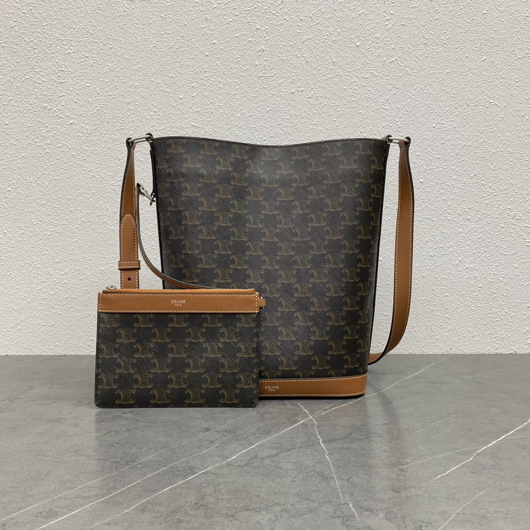 NO:181867,Authentic grade original leather version, new products are launched, CE bucket bag is released~ Classic old-fashioned with silver accessories, very versatile everyday, there is a small zipper storage bag inside, which is very nice!  TRIOMPHE FOLCO New old-fashioned series, classic, timeless, large space, wear-resistant, fabric-resistant, cross-body, shoulder-mounted model number 191442 Color material/brown Size 22.5x12x30 (29 bag mouth) cm, Celine, celine19860909正品级 原厂皮版本 新品上线 CE 桶包新款出啦～ 经典老花搭配银色配件 日常非常百搭 内有一个拉链小收纳袋 归纳很nice！ TRIOMPHE FOLCO 新品老花系列,经典依旧,不过时 空间够大 材质耐磨 耐造, 可斜挎 可肩背 款号191442 颜色料/棕 尺寸22.5x12x30（袋口29）cm,赛琳,celine,Bag