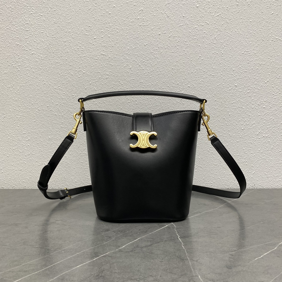 NO:203914,Genuine, new product is launched. CE Home's new small bucket bag Louise uses shiny and delicate calfskin to create a clean and smooth bucket silhouette. The deep background sets off the exquisite and shiny golden Triomphe logo, showing a relaxed and casual temperament. The handbag is equipped with portable and removable shoulder straps, and the capacity is very considerable. Daily commuting, business trip, office pressure-free. Model number 119173. Color black. Size 19x16x12cm. Celine, celine, celine, louis vuitton, cowhide.19860909正品级 新品上线 CE家新款小号桶包 Louise 采用光泽细腻的小牛皮塑造洗练流畅的水桶廓型,深邃背景烘托精巧闪亮的金色Triomphe凯旋徽标 ,呈现轻松随性气质 ,手袋配置手提和可拆卸肩带,容量非常可观 日常通勤 出差 办公完全无压力 款号119173 颜色黑色 尺寸19x16x12cm,赛琳celine,celine,celine,louis vuitton,cowhide,Bag