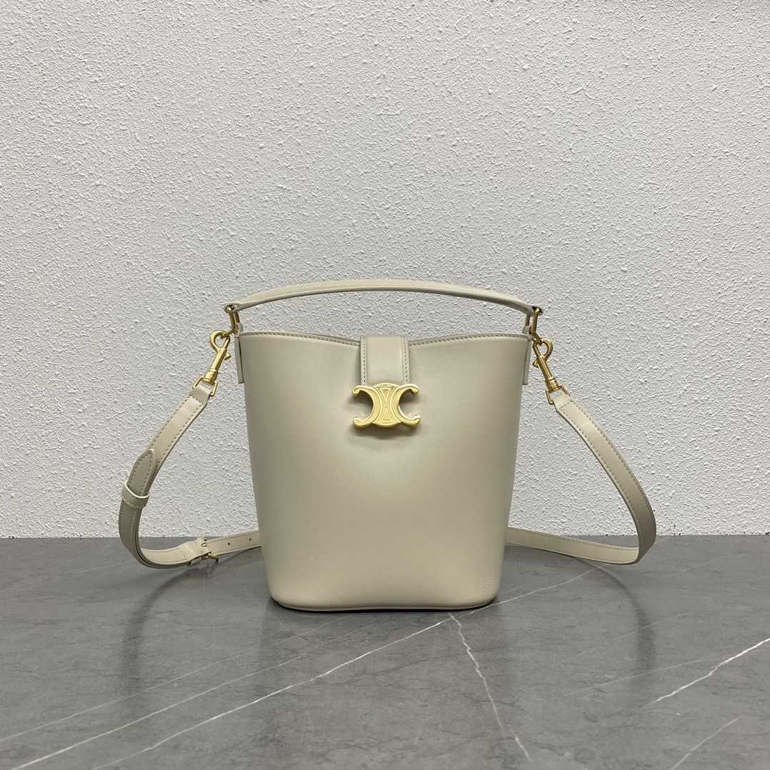 NO:203919,Genuine grade new product is launched CE Home's new small bucket bag Louise uses shiny and delicate calfskin to create a smooth and smooth bucket silhouette, and the deep background sets off the exquisite and shiny golden Triomphe logo, presenting a relaxed and casual temperament. The handbag is equipped with portable and removable shoulder straps, and the capacity is very considerable. Daily commuting, business trips, office pressure-free. Model number 119173. Light color. Size 19x16x12cm. Celine, celine, celine, louis vuitton, cowhide19860909正品级 新品上线 CE家新款小号桶包 Louise 采用光泽细腻的小牛皮塑造洗练流畅的水桶廓型,深邃背景烘托精巧闪亮的金色Triomphe凯旋徽标 ,呈现轻松随性气质 ,手袋配置手提和可拆卸肩带,容量非常可观 日常通勤 出差 办公完全无压力 款号119173 颜色浅米 尺寸19x16x12cm,赛琳celine,celine,celine,louis vuitton,cowhide,Bag