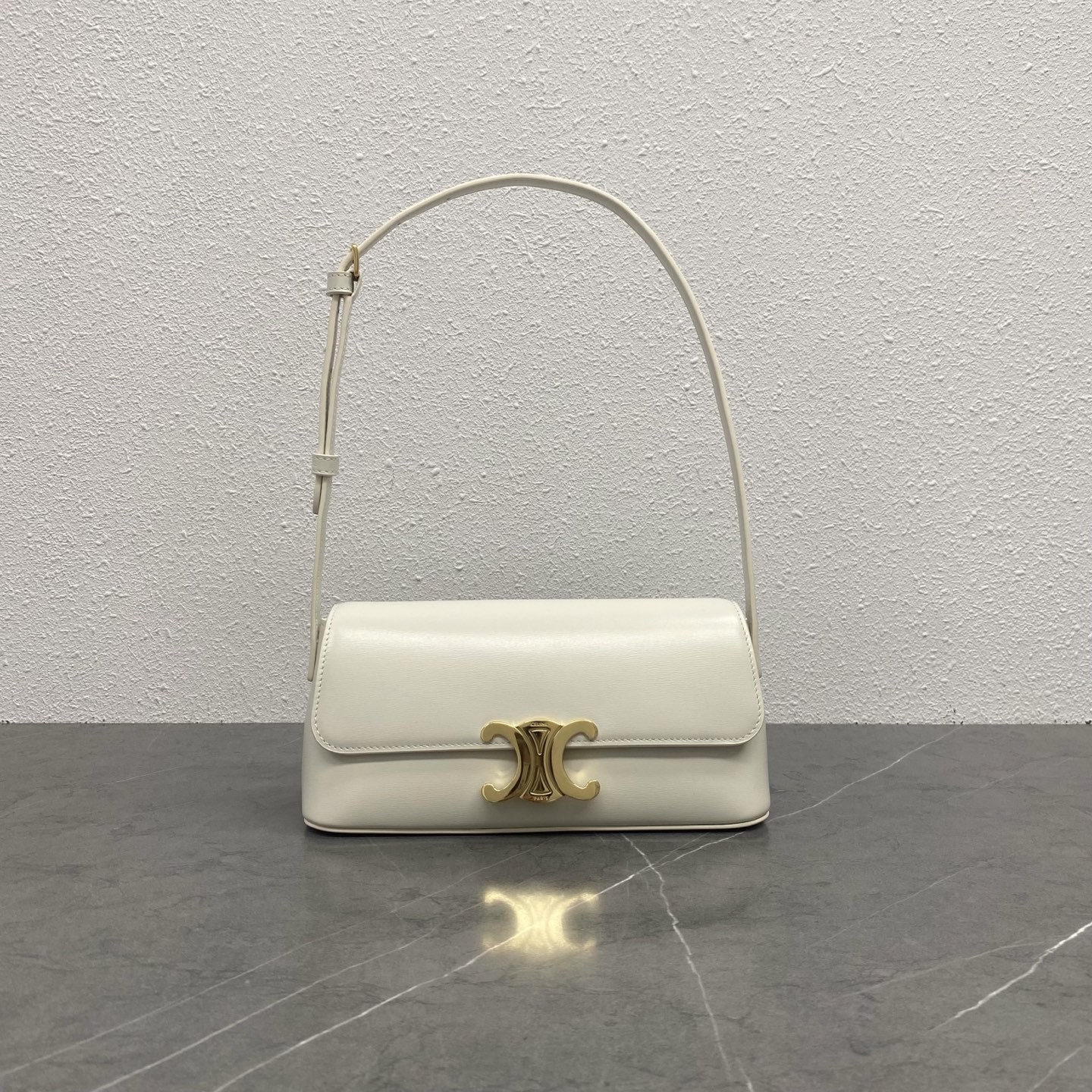 NO:207394,Genuine, new product launched CE New shoulder bag 25 CE New cowhide leather back bag, both high-end and French, the perfect bag shape in my mind, unique decoration, balanced between gloss and transparency, simple and beautiful, continuing the slender baguette shape of the Tromphe shoulder bag, the highlight is the design of the bag with a narrow top and wide bottom, adding a touch of pretty temperament, and the metal Arc de Triomphe buckle in the middle is quite recognizable!  Large capacity and strong styling, shoulder and back adjustment straps Model number 120553 Color and white Size 24x8x11.5cm, Celine, Celine, Celine, backpacks, cowhide19860909正品级 新品上线 CE 新品肩背包 25 CE New 牛皮革背袋 高级感法式两不误 ,心目中的完美包型 , 独特的润饰 在亮泽和通透感之间取得均衡 简洁而优美 ,延续Tromphe肩背包的修长法棍包廓形 ,亮点是包型上窄下宽的设计 ,添一丝俏丽气质 ,中间金属凯旋门包扣颇有辨识度 ！ 容量大 造型感也强,肩背 调节肩带 款号120553 颜色白色 尺寸24x8x11.5cm,赛琳celine,celine,celine,backpacks,cowhide,Bag