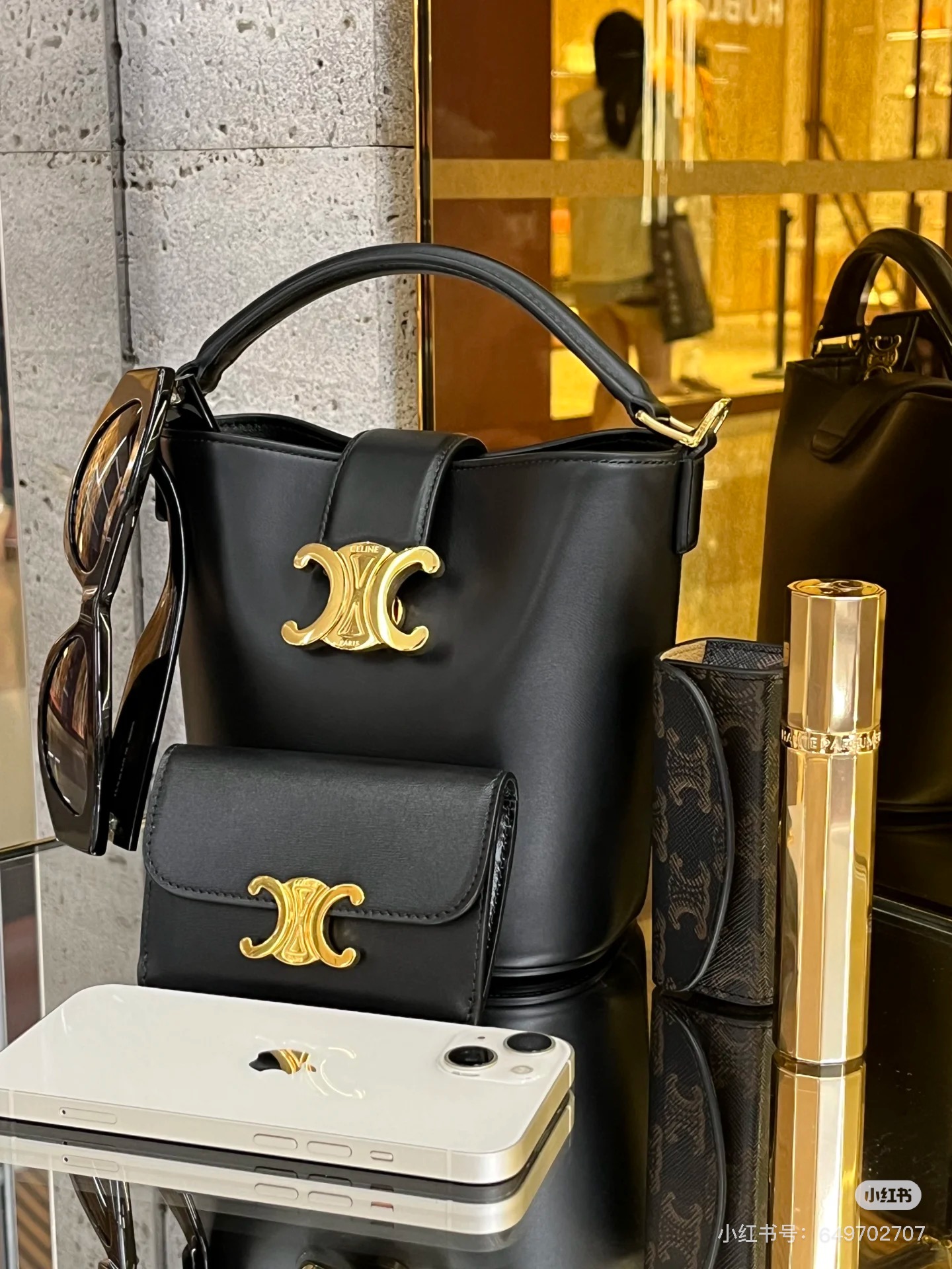 可装下PLUS 等较大的只能手机📱 
眼镜👓，香水，口红💄...