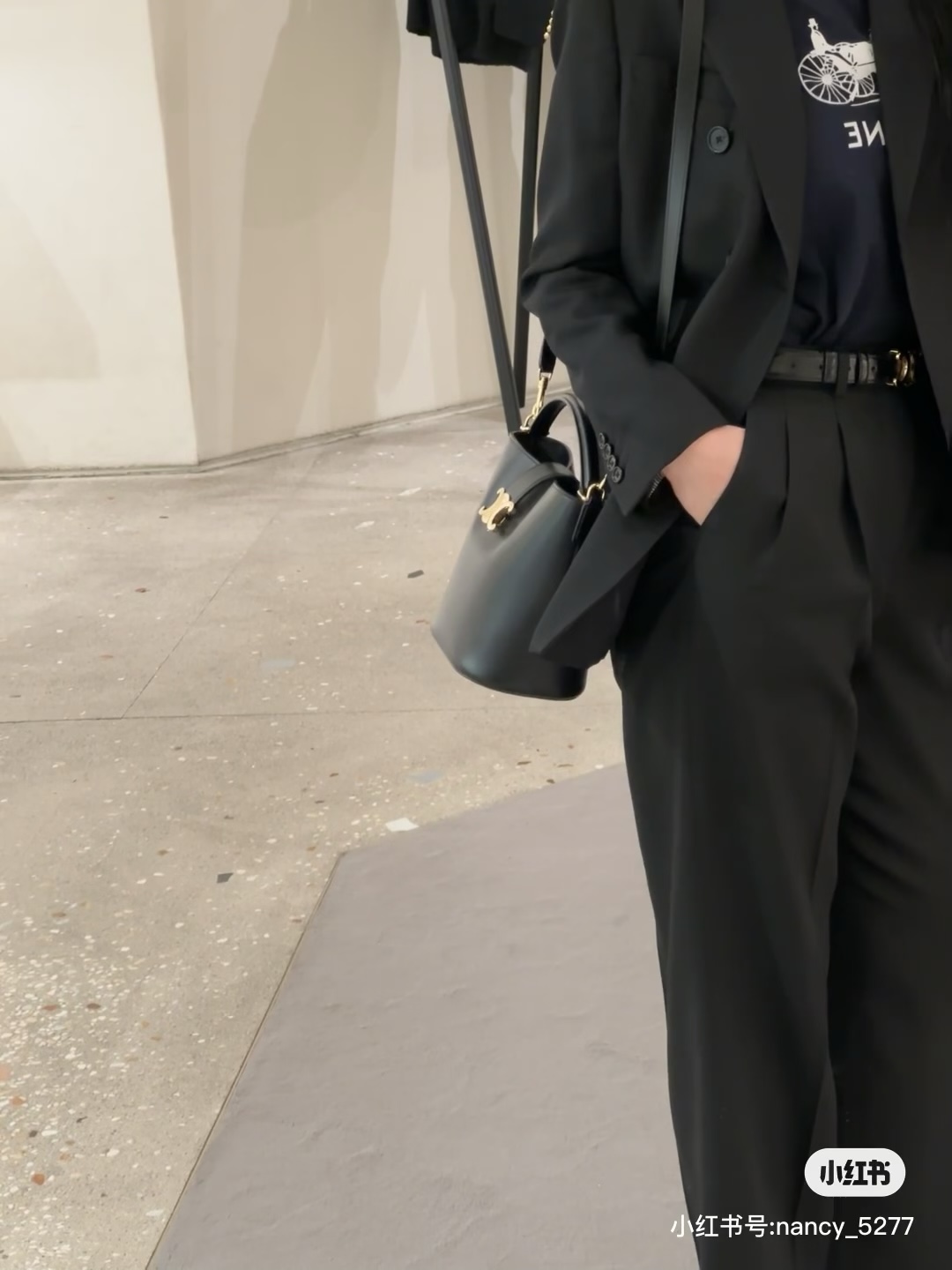 全身黑 好巴适
10N473