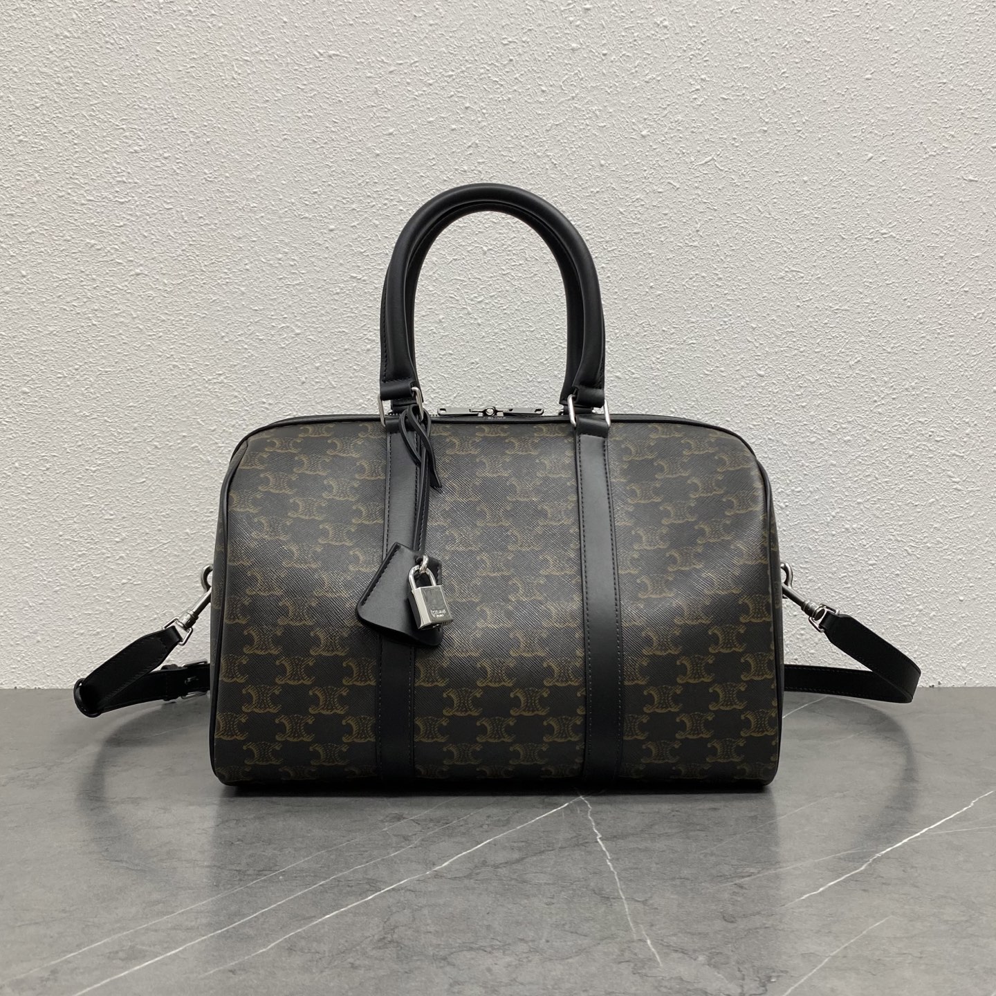 NO:340864,Authentic, new products are launched CE New Boston Bag CE New Old Flower Black Boston, Old Flower Black retro flavor is more intense and charming, and the capacity is as capable as ever, and the hand and shoulders are very fashionable!  There should be a sense of atmosphere in winter, and the rituals in autumn and winter are fully scored. It is hard to come by, and the upper body is completely unique. It has 1 main compartment, 1 inner zipper pocket, with adjustable and removable shoulder straps. Model number 118552. Black color material. Size 33x20x24cm, Celine, celine19860909正品级 新品上线 CE 新款波士顿包包 CE新款老花黑色波士顿,老花黑复古味道更浓郁更有韵味 ,容量也是一如既往的能装 ,手提肩背都很洋气！ 冬天就应该有点氛围感,秋冬仪式感拉到满分 可遇不可求,上身妥妥的与众不同 内设1个主隔层 1个内侧拉链口袋 配可调节可拆卸肩带 款号118552 颜色料黑 尺寸33x20x24cm,赛琳,celine,Bag