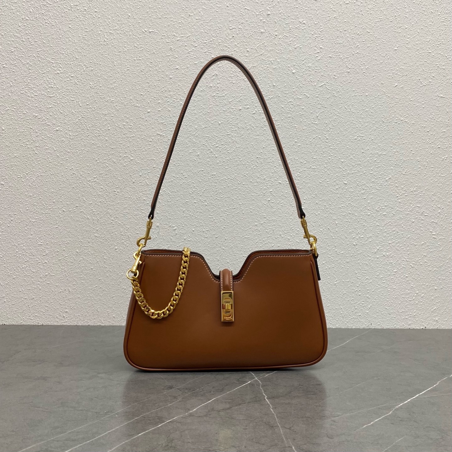 NO:340105,Genuine, new products are launched. CE CAMILLE has been hit hard by Ce's new Camille underarm bag!  This bag is a perfect combination of fashion and elegance, and it makes people fall in love with it at a glance!  Brown is gentle and retro, like a cup of hot cocoa on weekdays, warm and healing, adding a touch of bright color to your outfit!  The leather is delicate and textured, and it makes people love it when touched. The details further demonstrate Celine's exquisite craftsmanship!  Model number 122073 Color brown Size 26x3.5x15cm P, Celine, celine19860909正品级 新品上线 CE CAMILLE 最近被Ce的新款Camille腋下包狠狠刷屏了！这款包简直是时尚与优雅的完美结合,让人一眼就爱上！ 棕色则是温柔又复古,像是平日里的一杯热可可,温暖又治愈,为你的穿搭增添一抹亮色！ 皮质细腻有质感,摸起来就让人爱不释手,细节之处更是彰显了Celine的精湛工艺！ 款号122073 颜色棕色 尺寸26x3.5x15cm P,赛琳,celine,celine,Bag