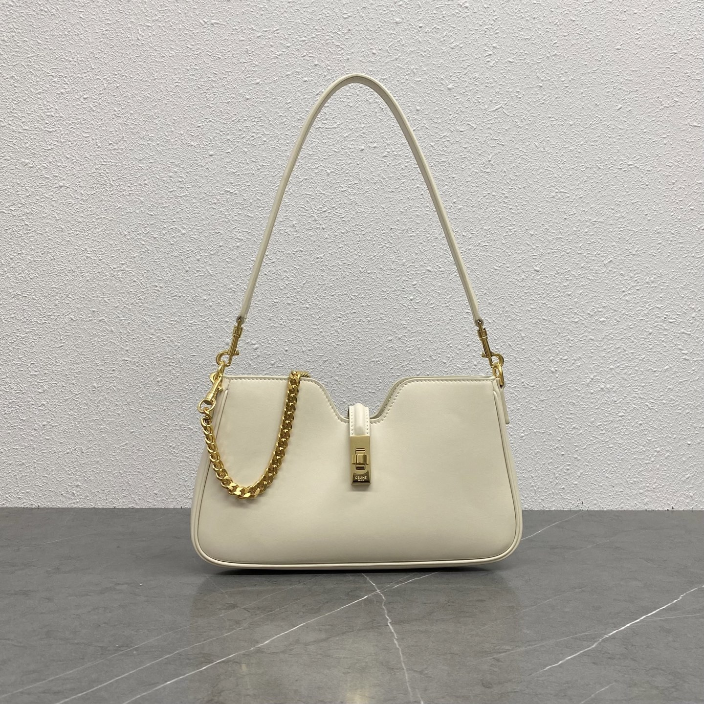 NO:340116,Genuine, new products are launched. CE CAMILLE has been hit hard by Ce's new Camille underarm bag!  This bag is a perfect combination of fashion and elegance, and it makes people fall in love with it at a glance!  Pure white, fresh and refined, as if it has a fairy spirit, is an indispensable fashion item in spring and summer!  The leather is delicate and textured, and it makes people love it when touched. The details further demonstrate Celine's exquisite craftsmanship!  Model number 122073 Color white Size 26x3.5x15cm P, Celine, celine19860909正品级 新品上线 CE CAMILLE 最近被Ce的新款Camille腋下包狠狠刷屏了！这款包简直是时尚与优雅的完美结合,让人一眼就爱上！ 纯净的白色,清新脱俗,仿佛自带仙气,是春夏季节里不可或缺的时尚单品！ 皮质细腻有质感,摸起来就让人爱不释手,细节之处更是彰显了Celine的精湛工艺！ 款号122073 颜色白色 尺寸26x3.5x15cm P,赛琳,celine,celine,Bag