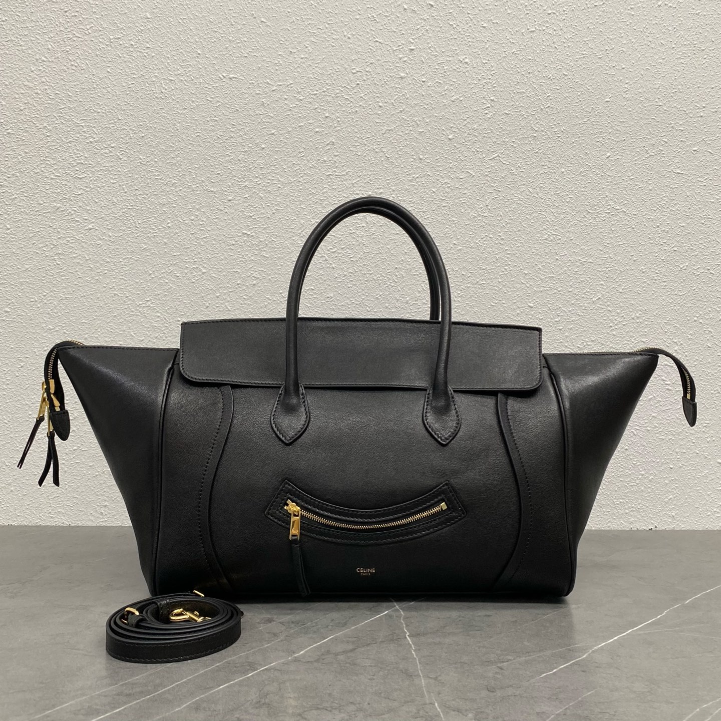 NO:583765,Authentic grade new products are online. The new smiley bag in the 26 spring series has changed, and the CE smiley bag is back with a new look!  CE PRINTEMPS 2026 Spring Series!  NEW LUGGAGE The new version of the smiley bag, the classic in memory, is now available again!  The light material and modern lines are still the most recognizable It Bag!  It shows a simple and neat modern temperament. The new creative director Michael Rider made a surprise return of the 'Smiley Face Bag' in the 2026 spring debut. The smooth, delicate and glossy leather, back seam technology and piping design create a soft and round horizontal outline. The side zipper design presents a unique smile arc, which cleverly echoes the name of the 'Smiley Face Bag'. The classic design is reinterpreted through modern silhouettes, making the whole body more lightweight and versatile, presenting an elegant and casual style!  Style number 123693 Color black Size bottom 36x22x16cm Bag opening 56cm 5, Celine, celine19860909正品级 新品上线 26春季系列全新笑脸包 变,CE笑脸包焕新回归！ CE PRINTEMPS 2026春季系列！ NEW LUGGAGE新版笑脸包 记忆中的经典,焕新登场！ 轻盈的材质,摩登的线条 依旧是那个辨识度拉满的It Bag！ 尽显简约利落的摩登气质.新任创意总监 Michael Rider 在2026春季首秀上让“笑脸包”惊喜回归,柔滑细腻且富有光泽的皮革,背缝工艺和滚边设计塑造出柔和圆润的横版轮廓,侧面拉链设计呈现独特的微笑弧度,巧妙呼应“笑脸包”这一美名.通过现代廓形重释经典设计,整体更加轻便百搭,呈现优雅又随性的风格！ 款号123693 颜色黑色 尺寸底部36x22x16cm 袋口56cm 5,赛琳,celine,Bag