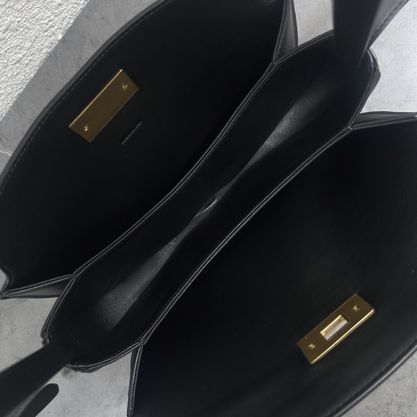 Big product details💯💯CE Hot dog bag!
CE’s dazzling work | Hot dog buns are here!
The Hot Dog Bag on the Ce 2026 spring and summer show has finally officially landed photo 5