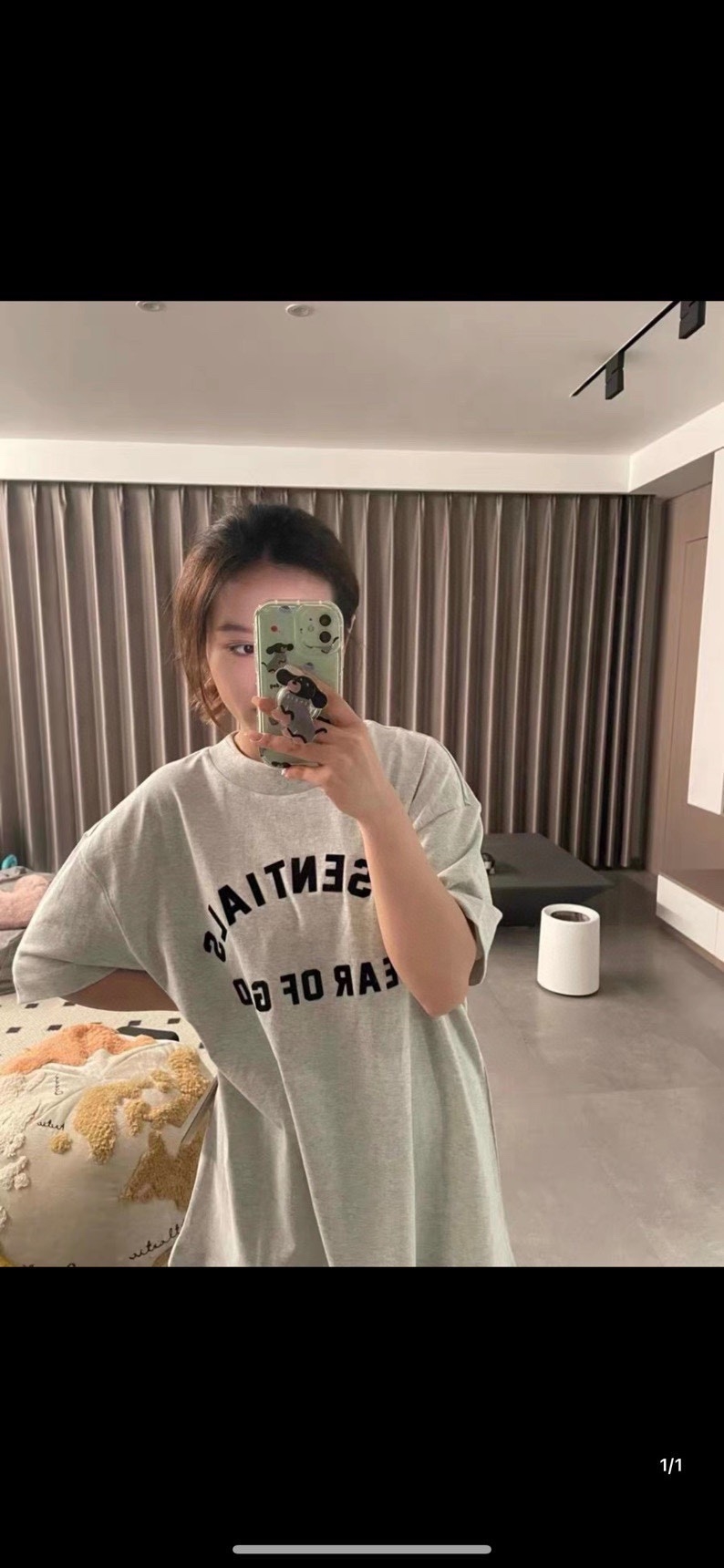🎀爆款模特图🎀 86💰顶级版本fear of god fog essentials复线23ss最新款硅胶植绒字母印花短袖
猫眼反光硅胶印花,给人眼前一亮!光夜如新!
全新的一季、全新的细节设计风格、胸前饰有现代
essen-tials橡胶徽标触感升华美丽绒、细节标签后领处缝有essen-tials橡胶标签彰显细节、采用32支双纱240克精纺棉面制作、面料表面蚀毛处理手感顺滑细腻、上手效果非常不错、透气舒适、全新黑化主标、后背硅胶标有是全黑、一种神秘感和炫酷感。上身效果特别棒。
尺码:S-XL
颜色:玄青黑 高级米