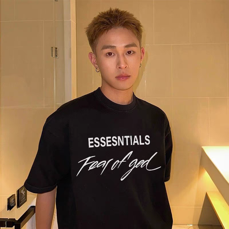 🎀爆款模特图🎀顶级版本💰86 2024春夏新款FOG FEAR OF GOD复线ESSENTIALS美潮签名短袖T恤男女同款
作为当下超火的美国高街潮牌,FOG独特的街头哥德风格、没有夸张的设计图案、采用独特载剪、成功俘获一大批粉丝迅速火遍全球。选用高档的材质、注重品质和细节、各界明星男神私服都很喜欢穿此品牌衣服,作为各路明星的同款,可以在机场经常被大众看到,高街风掉档设计、穿起来又潮又酷、又百搭,可调节的绳带、不挑身形男女都可以穿。
#面料:#说回面料 不要吹嘘得什么高克重就是高版本,原版根本就不是高克重而是在版型剪裁方面有新东西,不是一味得再说高克重就是好的,正确的。 全棉双纱轻抓绒面料,面料裁剪之前还要经过了高温预缩和酵素洗,这样保证水洗以后不会出现缩水现象,同时增加了面料的舒适程度,内里抓绒穿上是非常舒服,很顺滑,而且很显版型.
#工艺:第三硅胶印花工艺:利用高压静电场,在面料上面压硅胶的一种印花工艺。后利用一定电压的静电场使短纤维垂直植到涂有粘合剂的面料上。相对于普通刻字膜印花,牢固度更强,硅胶不掉,边缘平整,没有胶水边,绒立体有厚度,感非常nice!,并非机械工艺做出来的垃圾,可以一眼区分!
第一细节分水岭:蓝光防伪!!!(背面紫外线蓝光一照就会浮现)这个领标材质工艺是极其麻烦的 要先染纱线,然后织底部材料,把底部材料织成布,再过浆(浸泡1-2天)然后晾干,最后放台版手工一层层的做,织唛密度更高,硅胶字母立体感更强,比之前的领标都要柔软,做到是不扎脖子。我相信就这点很多做不到的人就会指指点点说错误,不对,我也相信这些人都是看图做货的货,不怪人家,毕竟舍得花心思重成本的人只是极少数。
颜色:黑色 白色
码数:S-XL