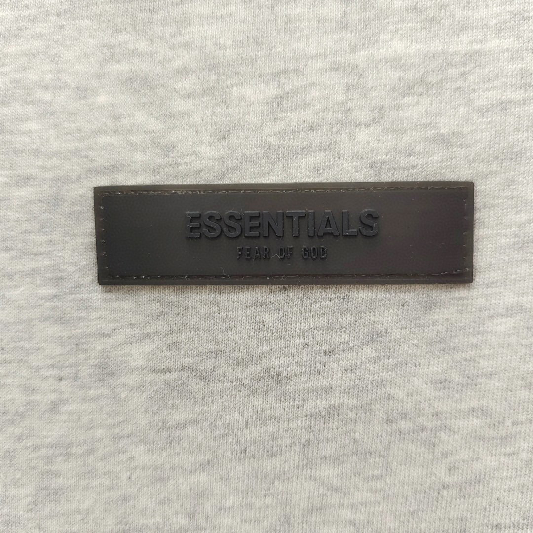 74💰绿X版本【燕麦色】顶级版本FEAR OF GOD ESSENTIALS FOG胸口后背植绒男女情侣明星同款纯棉宽松透气短袖T恤
第八季最新款植绒LOGO一出,可谓是爆款中的爆款,各大明星抢先上身!植绒技术的称托和FOG简约的高街时尚风格首尾呼应,相互称托满满的高级感!同时又时髦百搭 !
ESSENTIALS FEAR OF GOD字母元素的印花 采用进口savdni闪电3000W高频静电植绒机制作 ,原版一致工艺,非绒片。
面料采用的280克纯棉抓绒面料,面料柔软,舒适,垂感十足。
颜色:中麻灰 黑色 小麦色 浅麻灰
尺码:XS-XL