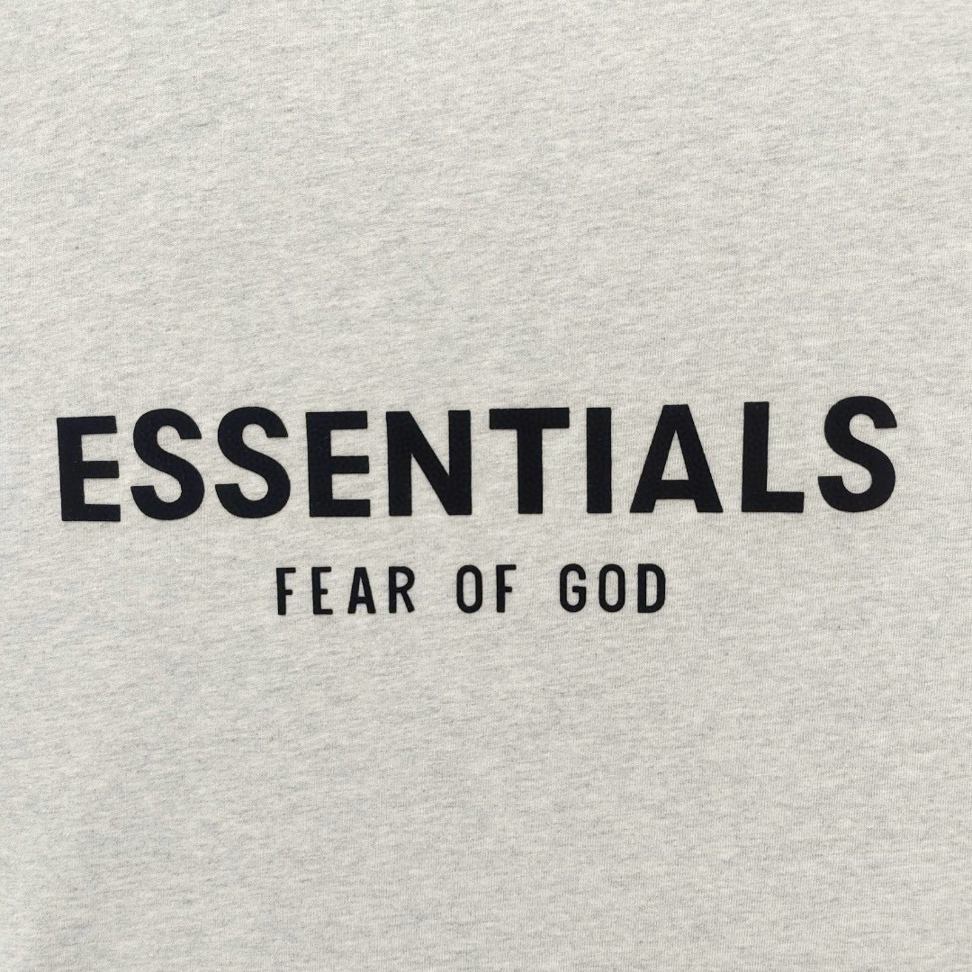 74💰绿X版本【燕麦色】顶级版本FEAR OF GOD ESSENTIALS FOG胸口后背植绒男女情侣明星同款纯棉宽松透气短袖T恤
第八季最新款植绒LOGO一出,可谓是爆款中的爆款,各大明星抢先上身!植绒技术的称托和FOG简约的高街时尚风格首尾呼应,相互称托满满的高级感!同时又时髦百搭 !
ESSENTIALS FEAR OF GOD字母元素的印花 采用进口savdni闪电3000W高频静电植绒机制作 ,原版一致工艺,非绒片。
面料采用的280克纯棉抓绒面料,面料柔软,舒适,垂感十足。
颜色:中麻灰 黑色 小麦色 浅麻灰
尺码:XS-XL