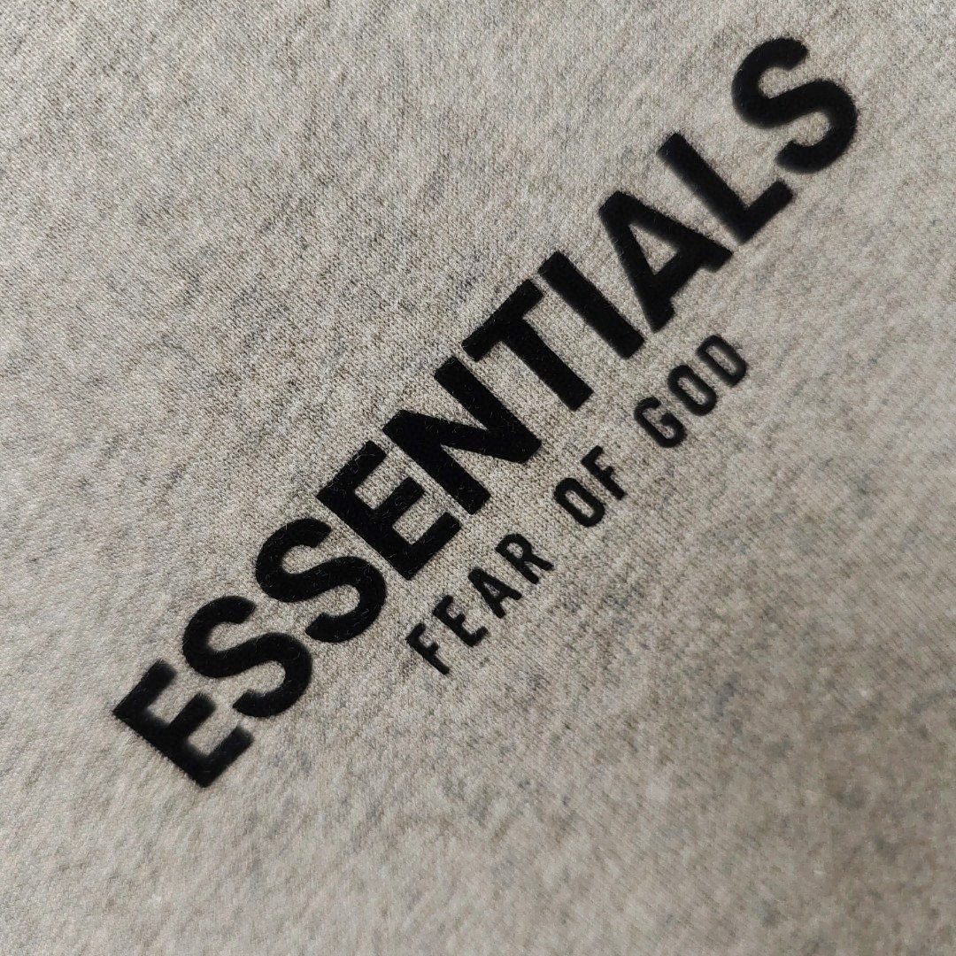 74💰绿X版本【深燕麦色】顶级版本FEAR OF GOD ESSENTIALS FOG胸口后背植绒男女情侣明星同款纯棉宽松透气短袖T恤
第八季最新款植绒LOGO一出,可谓是爆款中的爆款,各大明星抢先上身!植绒技术的称托和FOG简约的高街时尚风格首尾呼应,相互称托满满的高级感!同时又时髦百搭 !
ESSENTIALS FEAR OF GOD字母元素的印花 采用进口savdni闪电3000W高频静电植绒机制作 ,原版一致工艺,非绒片。
面料采用的280克纯棉抓绒面料,面料柔软,舒适,垂感十足。
颜色:中麻灰 黑色 小麦色 浅麻灰
尺码:XS-XL