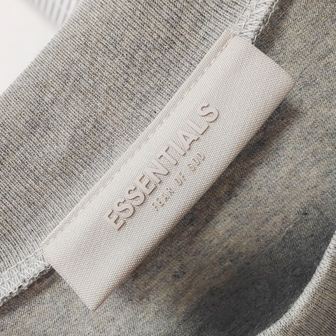 74💰绿X版本【深燕麦色】顶级版本FEAR OF GOD ESSENTIALS FOG胸口后背植绒男女情侣明星同款纯棉宽松透气短袖T恤
第八季最新款植绒LOGO一出,可谓是爆款中的爆款,各大明星抢先上身!植绒技术的称托和FOG简约的高街时尚风格首尾呼应,相互称托满满的高级感!同时又时髦百搭 !
ESSENTIALS FEAR OF GOD字母元素的印花 采用进口savdni闪电3000W高频静电植绒机制作 ,原版一致工艺,非绒片。
面料采用的280克纯棉抓绒面料,面料柔软,舒适,垂感十足。
颜色:中麻灰 黑色 小麦色 浅麻灰
尺码:XS-XL