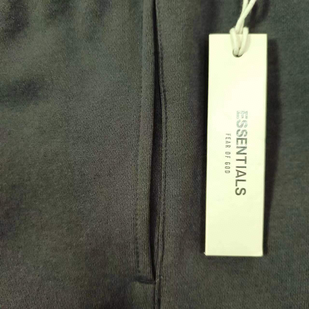84💰绿X版本【黑色】顶级版本FEAR OF GOD ESSENTIALS FOG小标植绒短裤男女情侣明星同款纯棉宽松透气休闲裤
第八季最新款植绒LOGO一出,可谓是爆款中的爆款,各大明星抢先上身!植绒技术的称托和FOG简约的高街时尚风格首尾呼应,相互称托满满的高级感!同时又时髦百搭 !
ESSENTIALS FEAR OF GOD字母元素的印花 采用进口savdni闪电3000W高频静电植绒机制作 ,原版一致工艺,非绒片。
面料采用的380克纯棉抓绒面料,面料柔软,舒适,垂感十足。
颜色:黑色 深燕麦 燕麦色
尺码:XS-XL