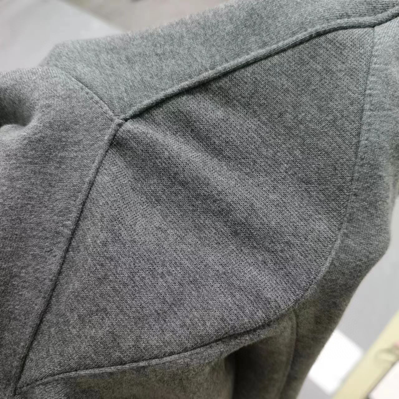84💰绿X版本【深燕麦色】顶级版本FEAR OF GOD ESSENTIALS FOG小标植绒短裤男女情侣明星同款纯棉宽松透气休闲裤
第八季最新款植绒LOGO一出,可谓是爆款中的爆款,各大明星抢先上身!植绒技术的称托和FOG简约的高街时尚风格首尾呼应,相互称托满满的高级感!同时又时髦百搭 !
ESSENTIALS FEAR OF GOD字母元素的印花 采用进口savdni闪电3000W高频静电植绒机制作 ,原版一致工艺,非绒片。
面料采用的380克纯棉抓绒面料,面料柔软,舒适,垂感十足。
颜色:黑色 深燕麦 燕麦色
尺码:XS-XL