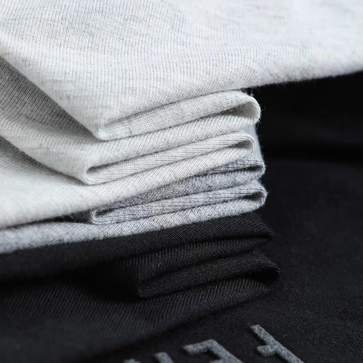 74💰绿X版本【深燕麦色】顶级版本FEAR OF GOD ESSENTIALS FOG胸口后背植绒男女情侣明星同款纯棉宽松透气短袖T恤
第八季最新款植绒LOGO一出,可谓是爆款中的爆款,各大明星抢先上身!植绒技术的称托和FOG简约的高街时尚风格首尾呼应,相互称托满满的高级感!同时又时髦百搭 !
ESSENTIALS FEAR OF GOD字母元素的印花 采用进口savdni闪电3000W高频静电植绒机制作 ,原版一致工艺,非绒片。
面料采用的280克纯棉抓绒面料,面料柔软,舒适,垂感十足。
颜色:中麻灰 黑色 小麦色 浅麻灰
尺码:XS-XL
