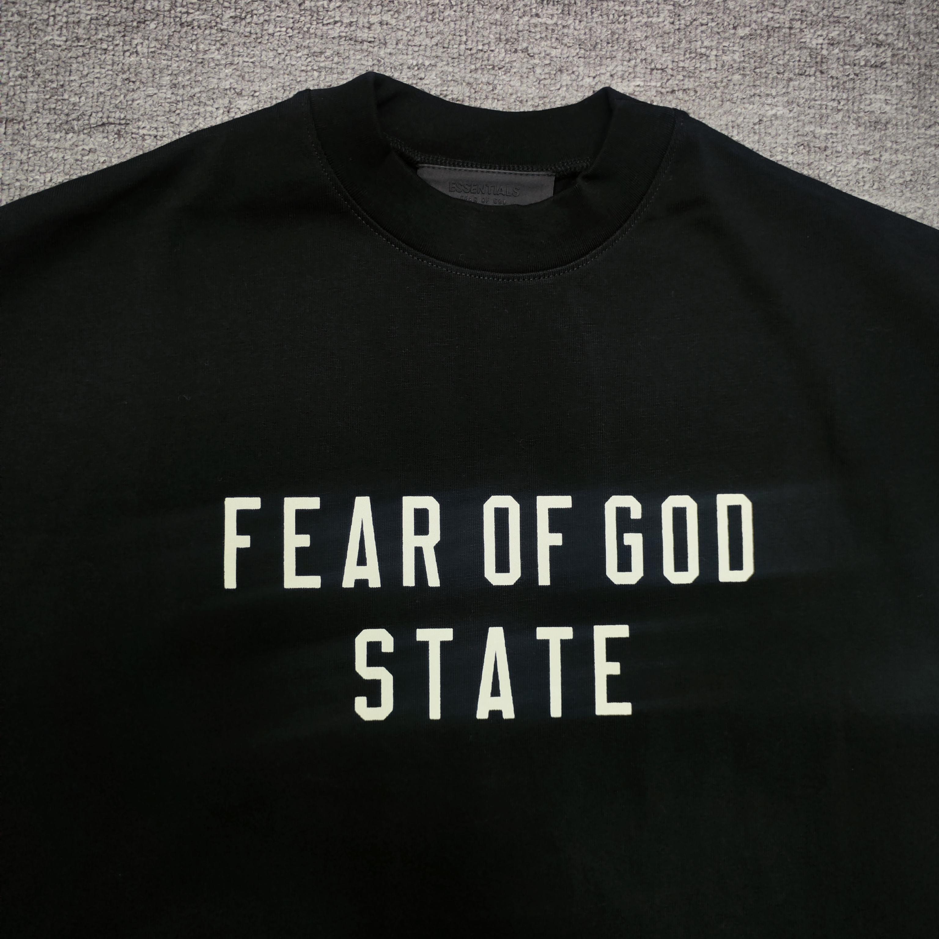 91💰Fear of God Essentials FALL24 HOLIDAY系列 Fleece Hoodie男女同款 品牌字母印花短袖男女同款
高品面料采用高端260克面料!超级重磅面料丝滑柔顺!不变形,不起球!
三道质检制规整 做工精致 ,上身舒适透气有质感。
后背定制3D硅胶铭牌。
区别于中规中矩的卫衣,他的设计让它可以行走在更多的场合,无论是运动还是商务,休闲还是正式,都可以完美的融合在当下的穿搭。纯棉的面料吸汗又柔软,非常适合春秋季节的穿着~百搭又好看的一件潮人单品,入手不亏!
颜色: 琥珀金 曜石黑
尺码:XS-XL