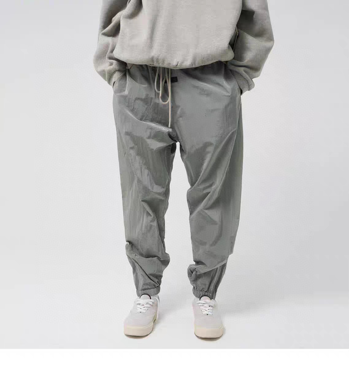 🎀爆款模特图🎀158💰跨境版本【金属蓝】顶级独家版本GX FOG ESSENTIAS 新款机能裤褶皱机能金属尼龙束脚拉链长裤
24SS的这几款梭织尼龙系列 投入了很大心血
首批出货少的可怜,通过买手海外购入
不做一刀改动出品原单品质
【工艺介绍】
面料定织定染完全对色
金属尼龙的光泽质感和纹理还原到位
外层面料采用100%尼龙材质 带弹力 防泼水
内层采用100%聚酯纤维
袖子和大身的拼接纹理是十字,乍一眼有色差
但上身后都是垂直向下保持一致
辅料一如既往尾23FW相同辅料
值得一提的是拉链采用了防水拉链
让这件裤子具备了一定户外属性
这是fog唯一的和RO风格相似的款式非常建议大家入手闭眼入!
du家款,欢迎随便对比,一整套穿搭更帅 上身100分
最好的还原!高端品质!颜色都非常好看!非常推荐!
尺码:XS--XL