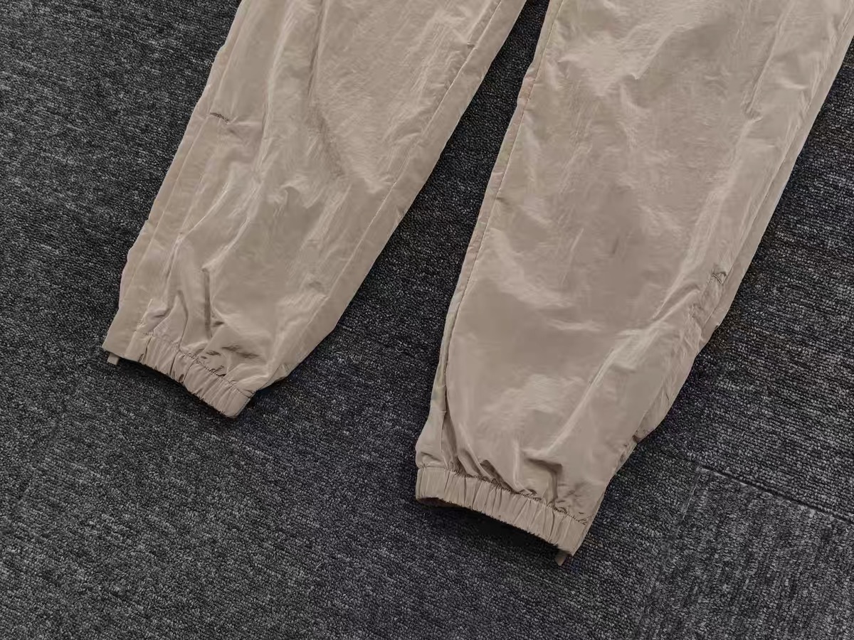 158💰跨境版本【金属铜】顶级独家版本GX FOG ESSENTIAS 新款机能裤褶皱机能金属尼龙束脚拉链长裤
24SS的这几款梭织尼龙系列 投入了很大心血
首批出货少的可怜,通过买手海外购入
不做一刀改动出品原单品质
【工艺介绍】
面料定织定染完全对色
金属尼龙的光泽质感和纹理还原到位
外层面料采用100%尼龙材质 带弹力 防泼水
内层采用100%聚酯纤维
袖子和大身的拼接纹理是十字,乍一眼有色差
但上身后都是垂直向下保持一致
辅料一如既往尾23FW相同辅料
值得一提的是拉链采用了防水拉链
让这件裤子具备了一定户外属性
这是fog唯一的和RO风格相似的款式非常建议大家入手闭眼入!
du家款,欢迎随便对比,一整套穿搭更帅 上身100分
最好的还原!高端品质!颜色都非常好看!非常推荐!
尺码:XS--XL