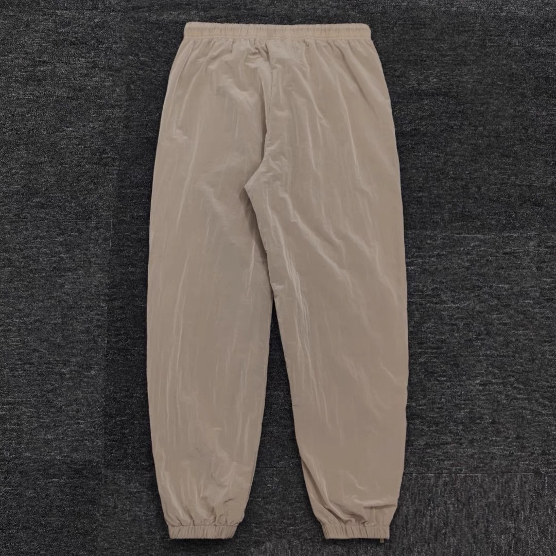158💰跨境版本【金属铜】顶级独家版本GX FOG ESSENTIAS 新款机能裤褶皱机能金属尼龙束脚拉链长裤
24SS的这几款梭织尼龙系列 投入了很大心血
首批出货少的可怜,通过买手海外购入
不做一刀改动出品原单品质
【工艺介绍】
面料定织定染完全对色
金属尼龙的光泽质感和纹理还原到位
外层面料采用100%尼龙材质 带弹力 防泼水
内层采用100%聚酯纤维
袖子和大身的拼接纹理是十字,乍一眼有色差
但上身后都是垂直向下保持一致
辅料一如既往尾23FW相同辅料
值得一提的是拉链采用了防水拉链
让这件裤子具备了一定户外属性
这是fog唯一的和RO风格相似的款式非常建议大家入手闭眼入!
du家款,欢迎随便对比,一整套穿搭更帅 上身100分
最好的还原!高端品质!颜色都非常好看!非常推荐!
尺码:XS--XL
