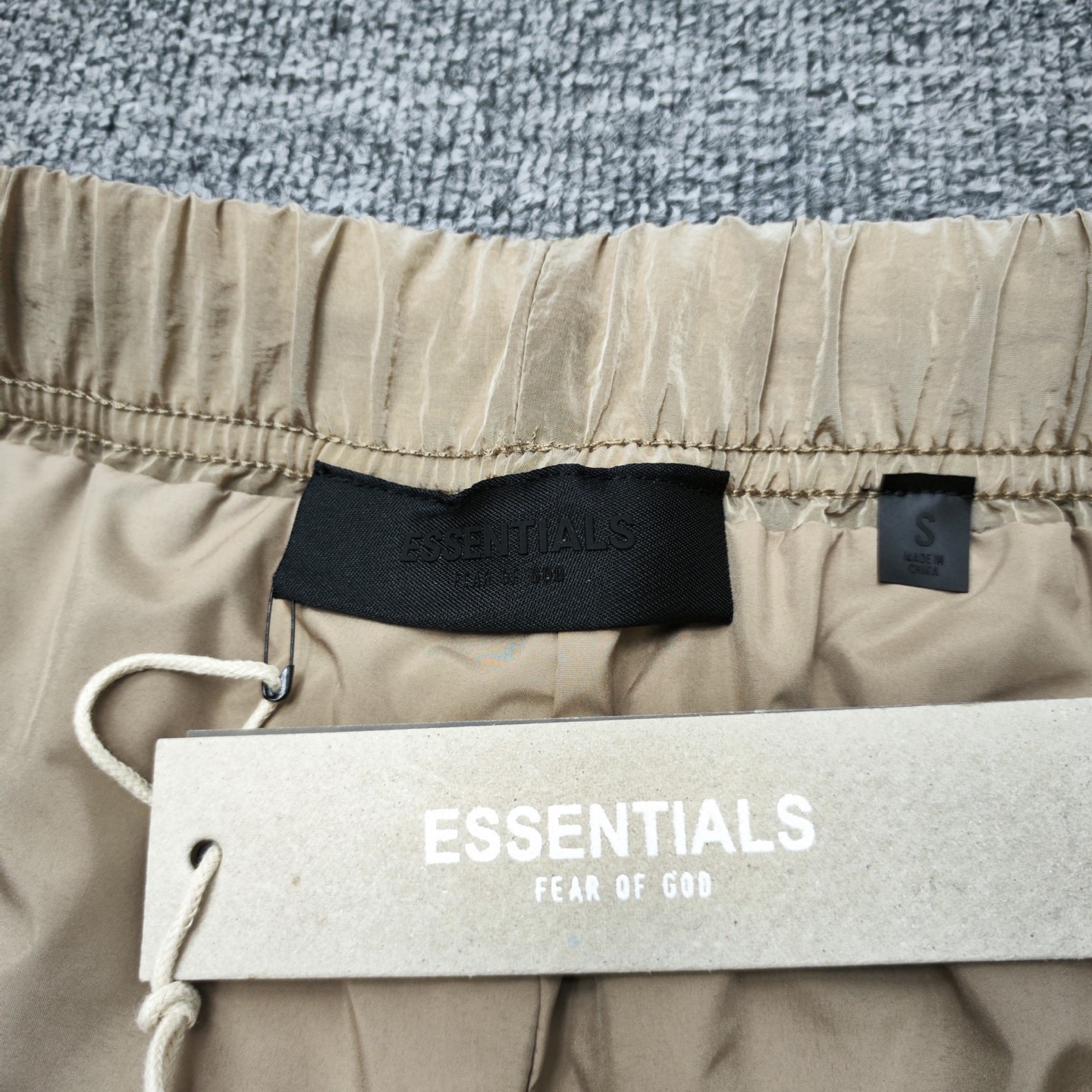 158💰跨境版本【金属铜】顶级独家版本GX FOG ESSENTIAS 新款机能裤褶皱机能金属尼龙束脚拉链长裤
24SS的这几款梭织尼龙系列 投入了很大心血
首批出货少的可怜,通过买手海外购入
不做一刀改动出品原单品质
【工艺介绍】
面料定织定染完全对色
金属尼龙的光泽质感和纹理还原到位
外层面料采用100%尼龙材质 带弹力 防泼水
内层采用100%聚酯纤维
袖子和大身的拼接纹理是十字,乍一眼有色差
但上身后都是垂直向下保持一致
辅料一如既往尾23FW相同辅料
值得一提的是拉链采用了防水拉链
让这件裤子具备了一定户外属性
这是fog唯一的和RO风格相似的款式非常建议大家入手闭眼入!
du家款,欢迎随便对比,一整套穿搭更帅 上身100分
最好的还原!高端品质!颜色都非常好看!非常推荐!
尺码:XS--XL