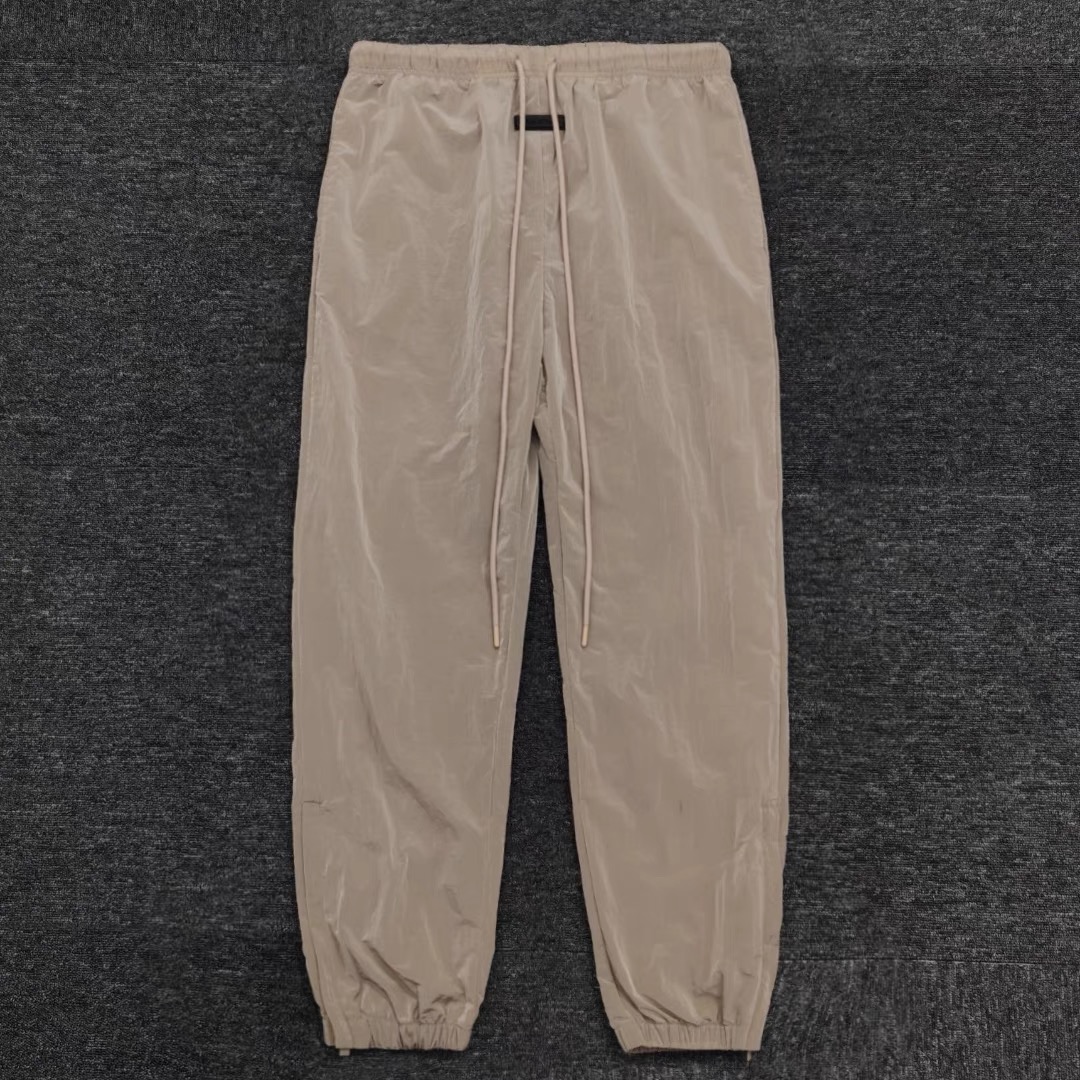 158💰跨境版本【金属铜】顶级独家版本GX FOG ESSENTIAS 新款机能裤褶皱机能金属尼龙束脚拉链长裤
24SS的这几款梭织尼龙系列 投入了很大心血
首批出货少的可怜,通过买手海外购入
不做一刀改动出品原单品质
【工艺介绍】
面料定织定染完全对色
金属尼龙的光泽质感和纹理还原到位
外层面料采用100%尼龙材质 带弹力 防泼水
内层采用100%聚酯纤维
袖子和大身的拼接纹理是十字,乍一眼有色差
但上身后都是垂直向下保持一致
辅料一如既往尾23FW相同辅料
值得一提的是拉链采用了防水拉链
让这件裤子具备了一定户外属性
这是fog唯一的和RO风格相似的款式非常建议大家入手闭眼入!
du家款,欢迎随便对比,一整套穿搭更帅 上身100分
最好的还原!高端品质!颜色都非常好看!非常推荐!
尺码:XS--XL