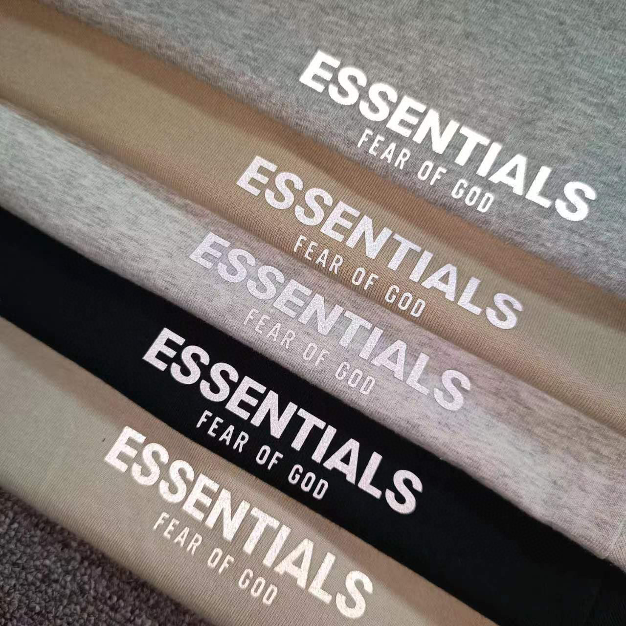 80💰顶级版本FEAR OF GOD FOG ESSENTIALS 3M反光,新款胸前小标反光纯棉男女情侣明星同款短袖
高品面料采用高端双纱爽滑棉!丝滑柔顺!不变形,不起球!
三道质检制规整 做工精致 ,上身舒适透气有质感。印花采用3M反光材质,反光效果极佳。
后背定制3D硅胶铭牌。
区别于中规中矩的短袖,他的设计让它可以行走在更多的场合,无论是运动还是商务,休闲还是正式,都可以完美的融合在当下的穿搭。纯棉的面料吸汗又柔软,非常适合春夏秋三个季节的穿着~百搭又好看的一件潮人单品,入手不亏!
颜色: 高级米
尺码:S-XL
