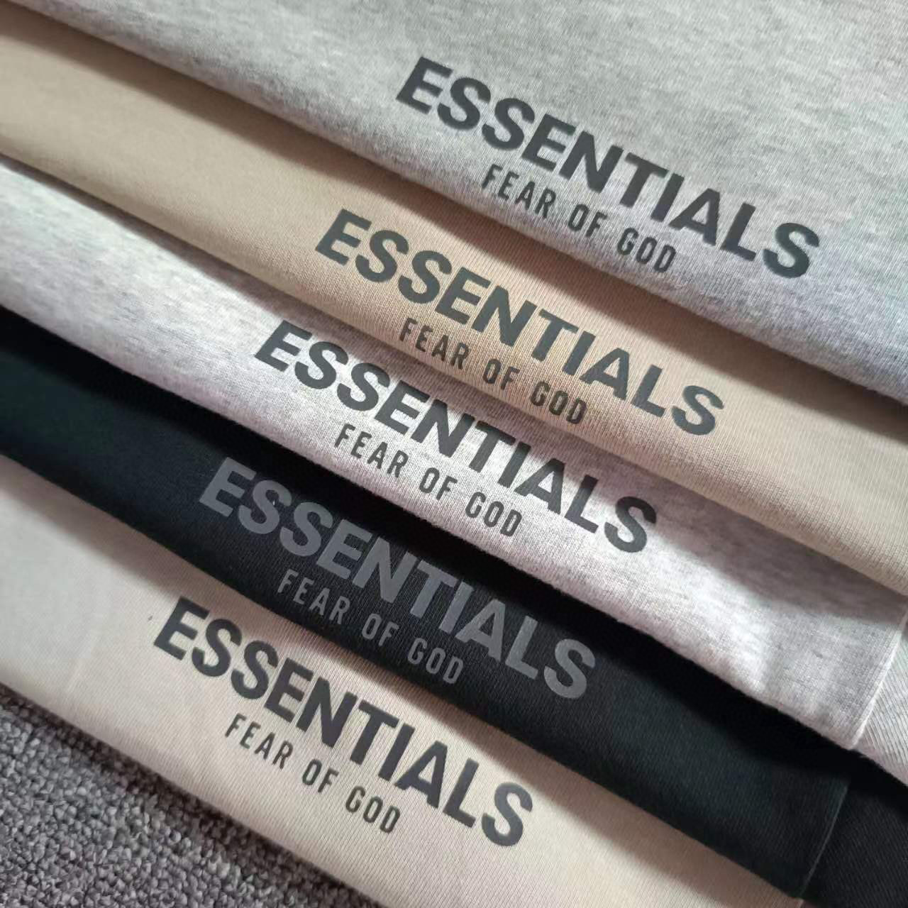 80💰顶级版本FEAR OF GOD FOG ESSENTIALS 3M反光,新款胸前小标反光纯棉男女情侣明星同款短袖
高品面料采用高端双纱爽滑棉!丝滑柔顺!不变形,不起球!
三道质检制规整 做工精致 ,上身舒适透气有质感。印花采用3M反光材质,反光效果极佳。
后背定制3D硅胶铭牌。
区别于中规中矩的短袖,他的设计让它可以行走在更多的场合,无论是运动还是商务,休闲还是正式,都可以完美的融合在当下的穿搭。纯棉的面料吸汗又柔软,非常适合春夏秋三个季节的穿着~百搭又好看的一件潮人单品,入手不亏!
颜色: 高级米
尺码:S-XL